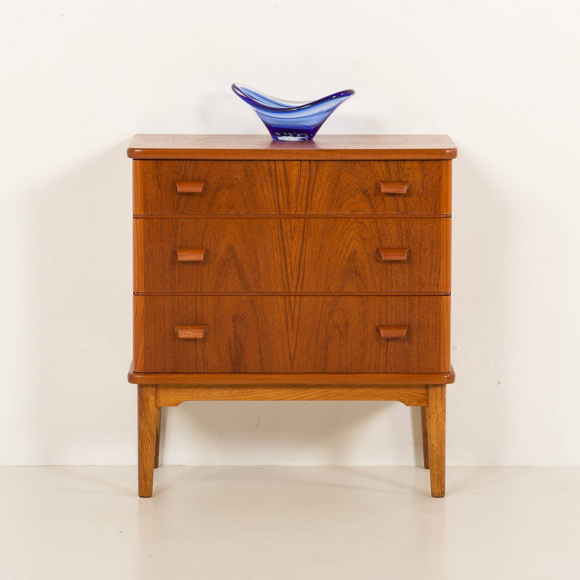 Petite commode danoise ou coffre d'entrée, années 1960