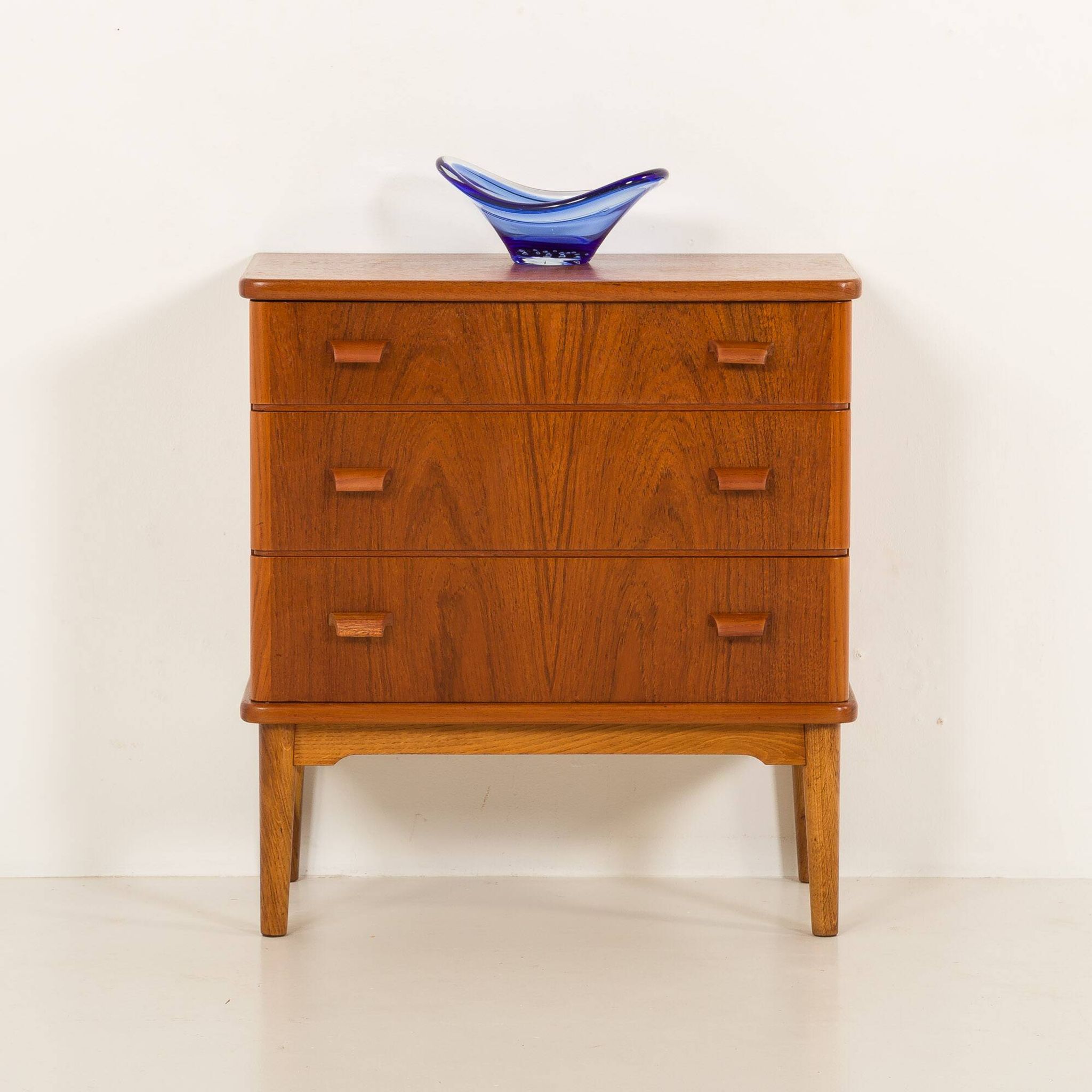 Petite commode danoise ou coffre d'entrée, années 1960