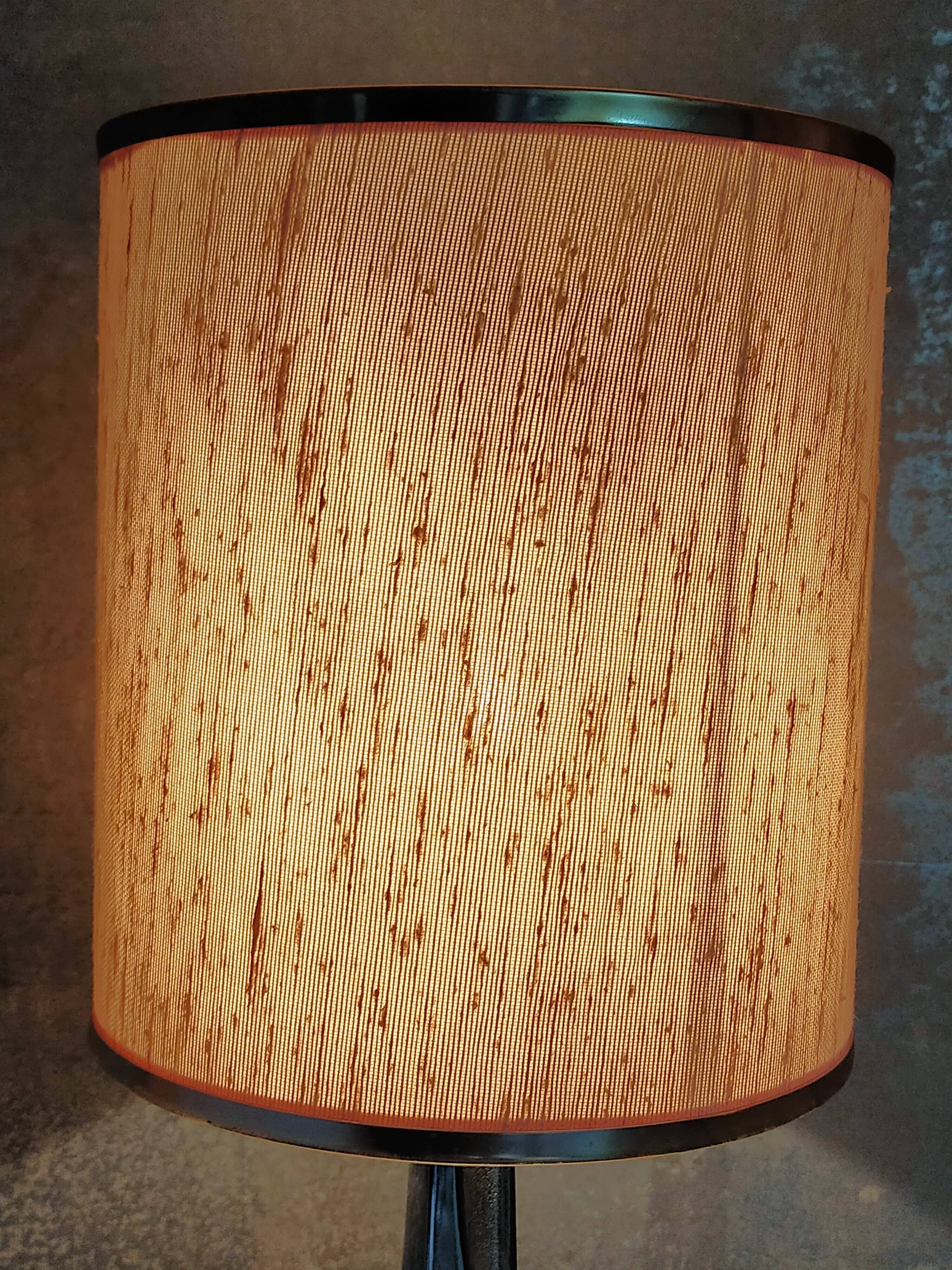 Lampe moderniste métal chromé années 70, abat-jour en toile beige