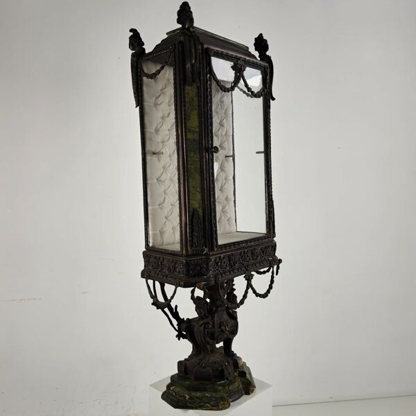 Cabinet de curiosités continental de style Louis XIV en zinc moulé et marbre vert – début du XXe siècle