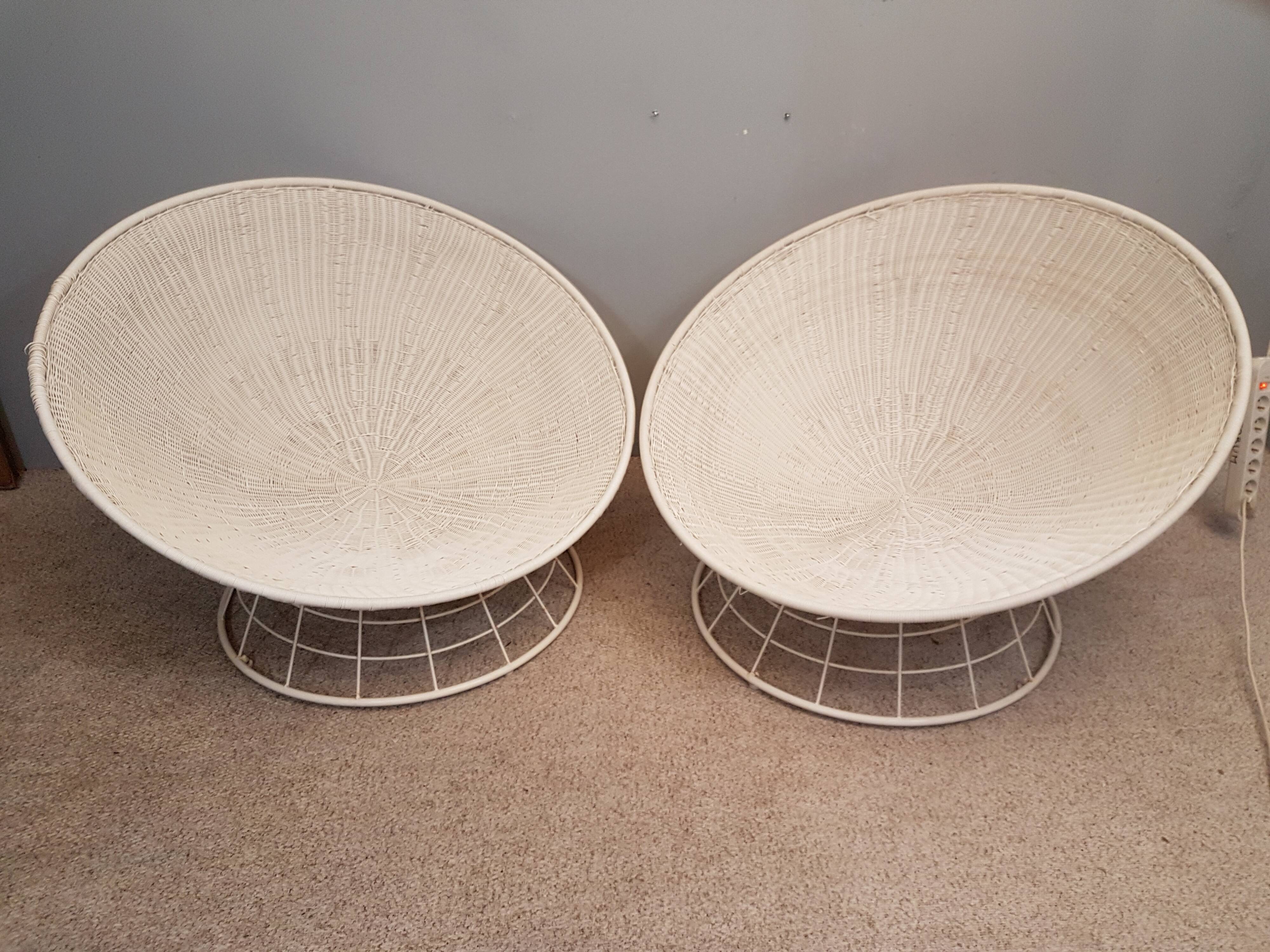 Paire de fauteuils corbeille scoubidou