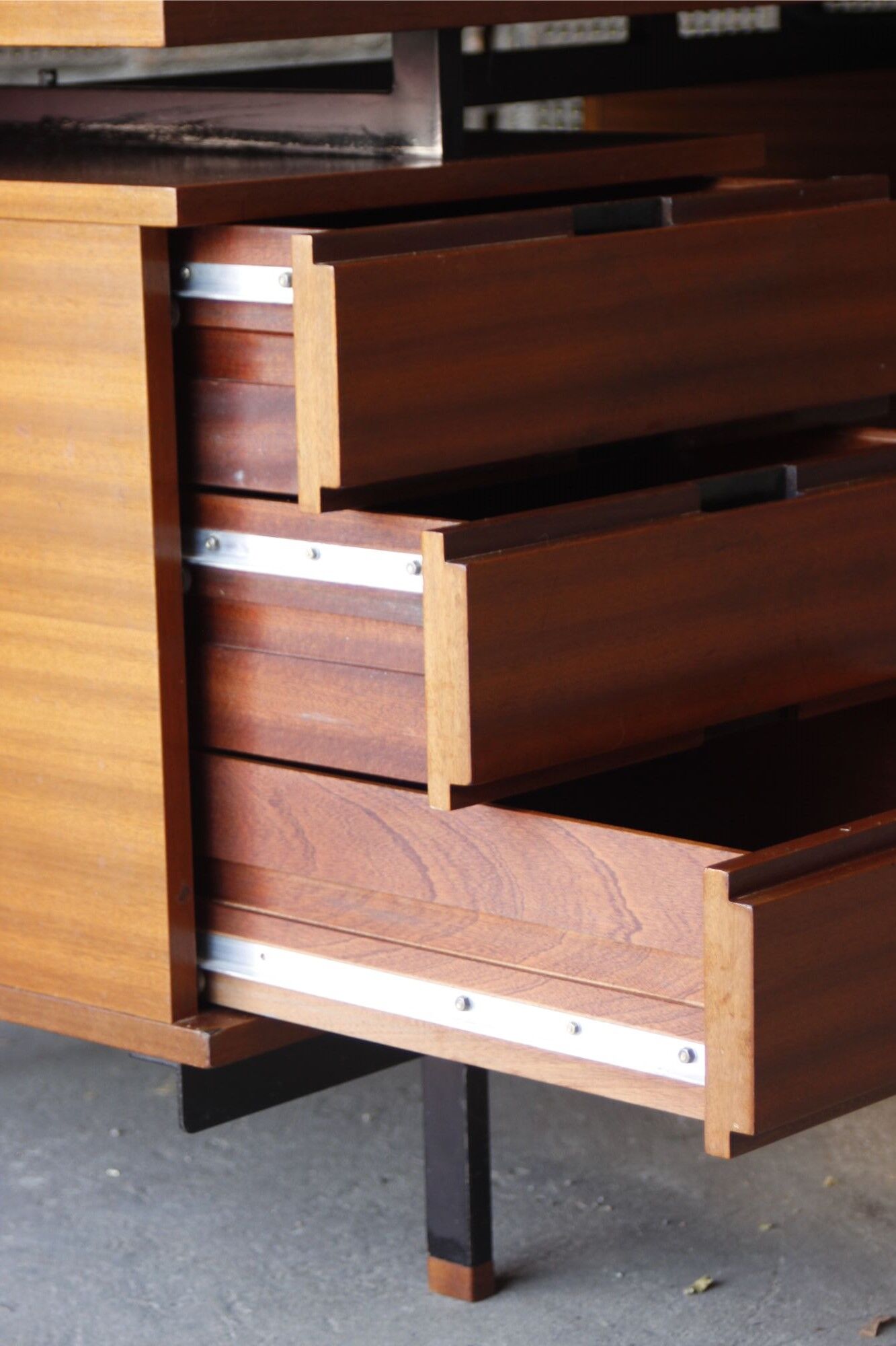 Mahogany veneer desk by Pierre Guariche for Minvielle, 1950s
