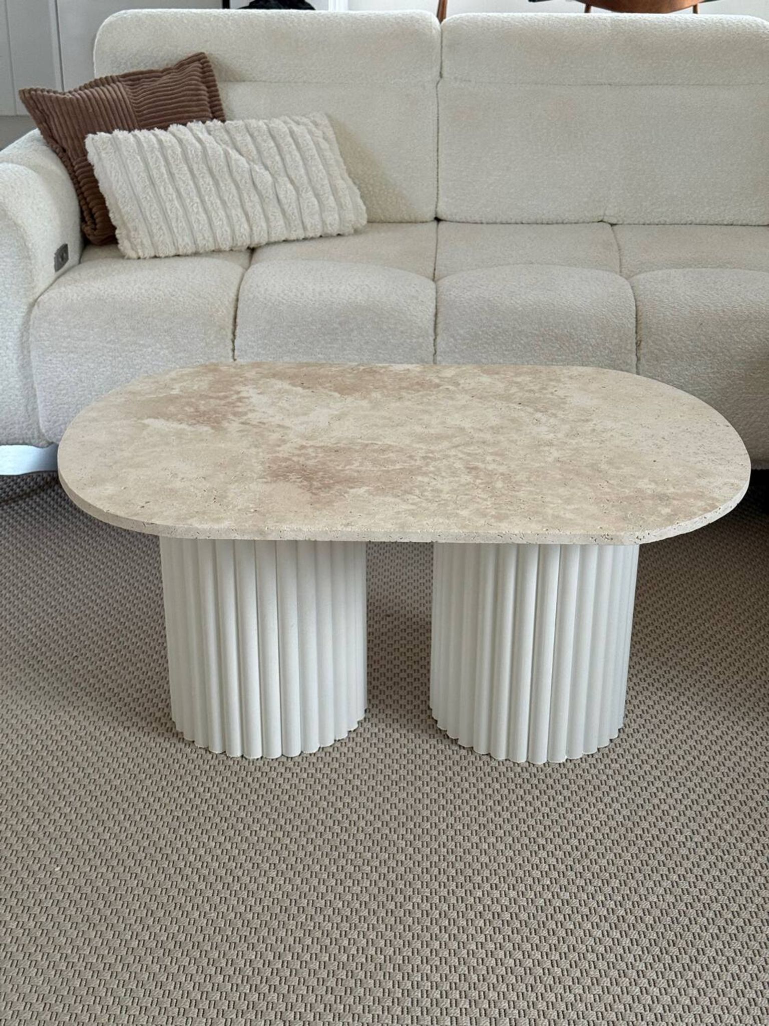 Table basse ovale en travertin et bois cannelé blanc