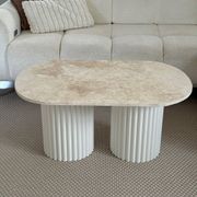 Table basse ovale en travertin et bois cannelé blanc