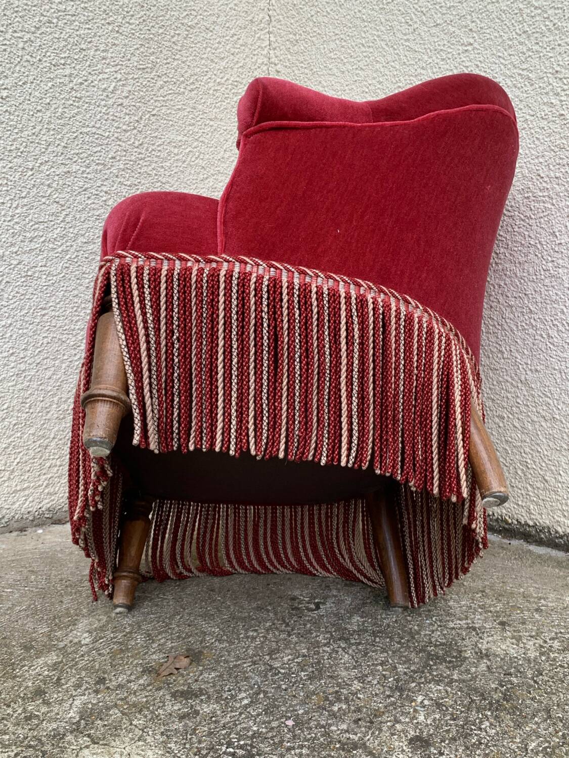 Old raspberry velvet toad armchair