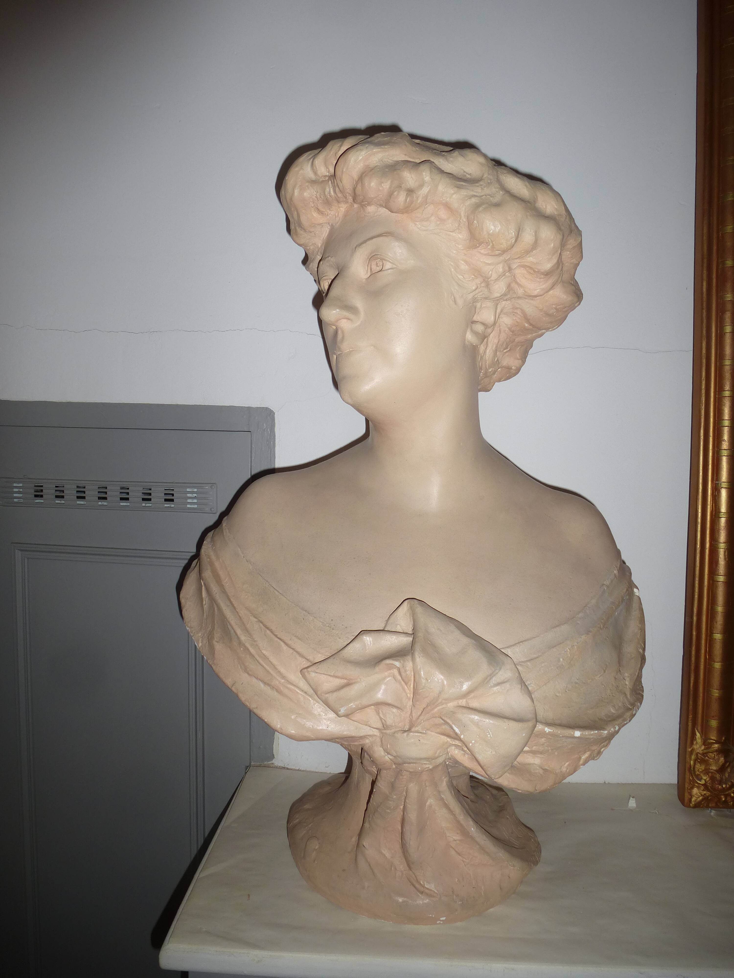 Woman bust 1900