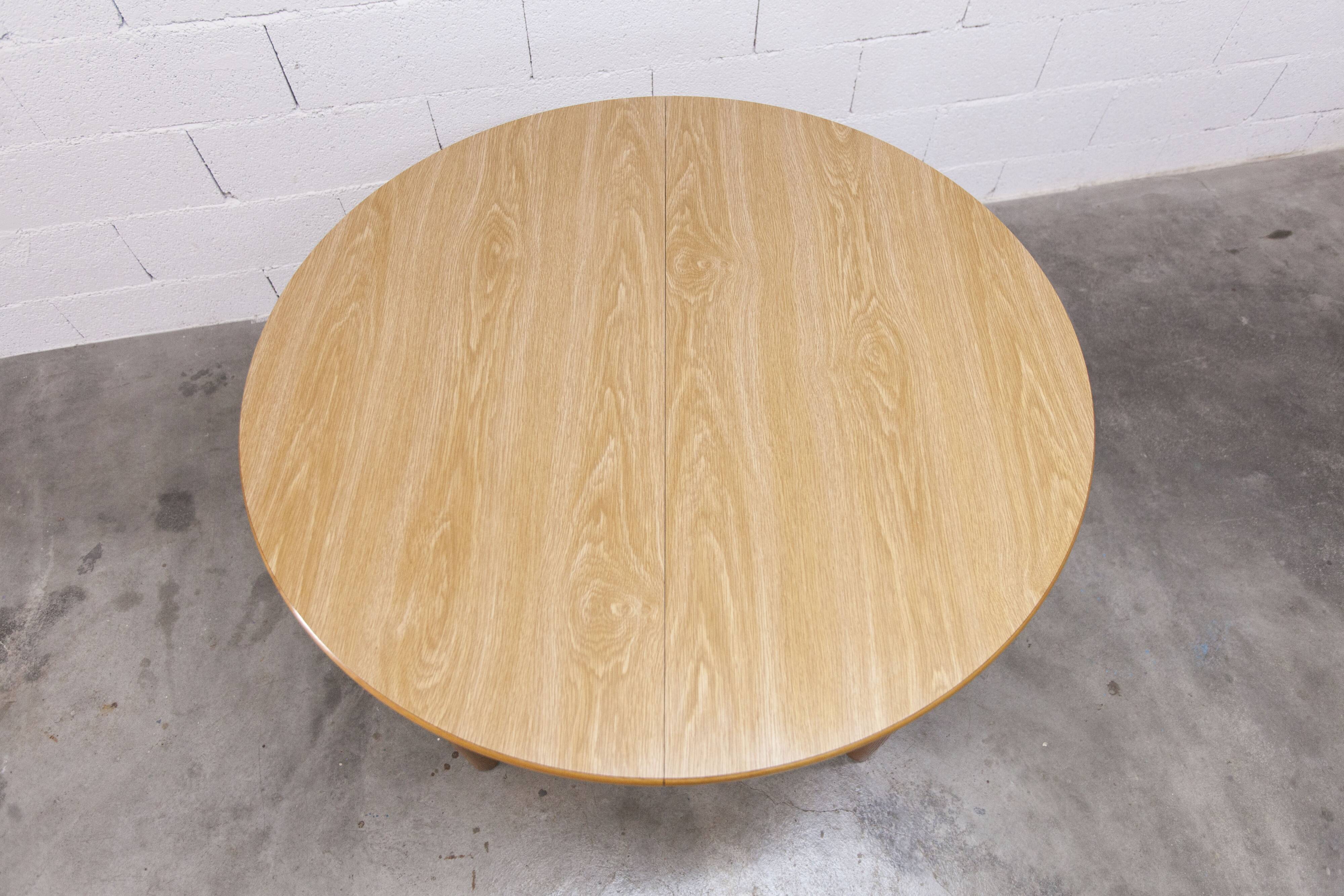 Danish ensemble transformable table 114 cm / 154 + 4 modernist chairs from the 1970s.