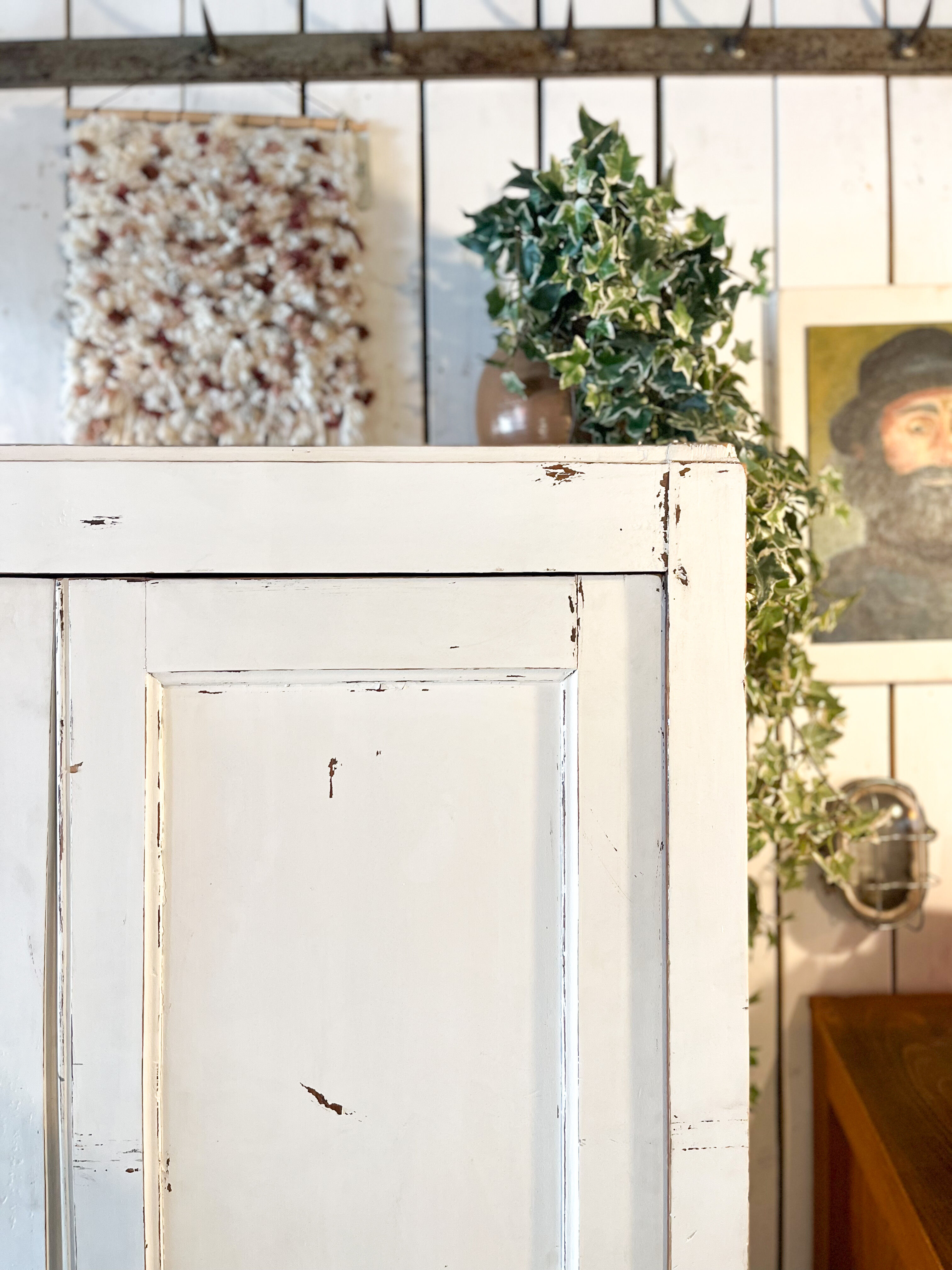 Armoire parisienne patine blanche