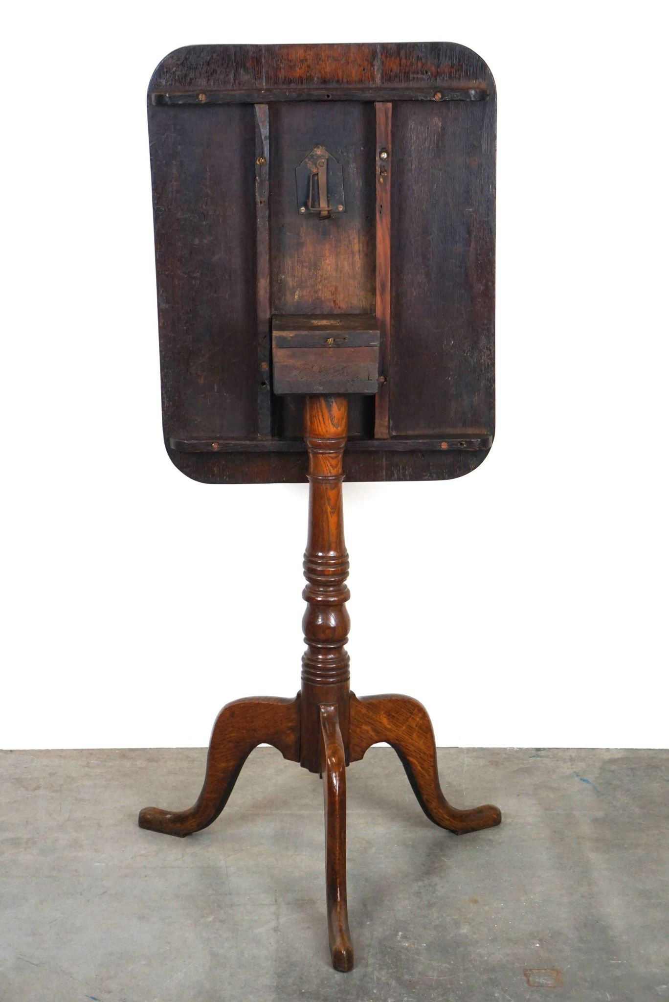 Belle table/table d'appoint anglaise antique à plateau inclinable avec un plateau carré