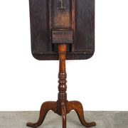 Belle table/table d'appoint anglaise antique à plateau inclinable avec un plateau carré