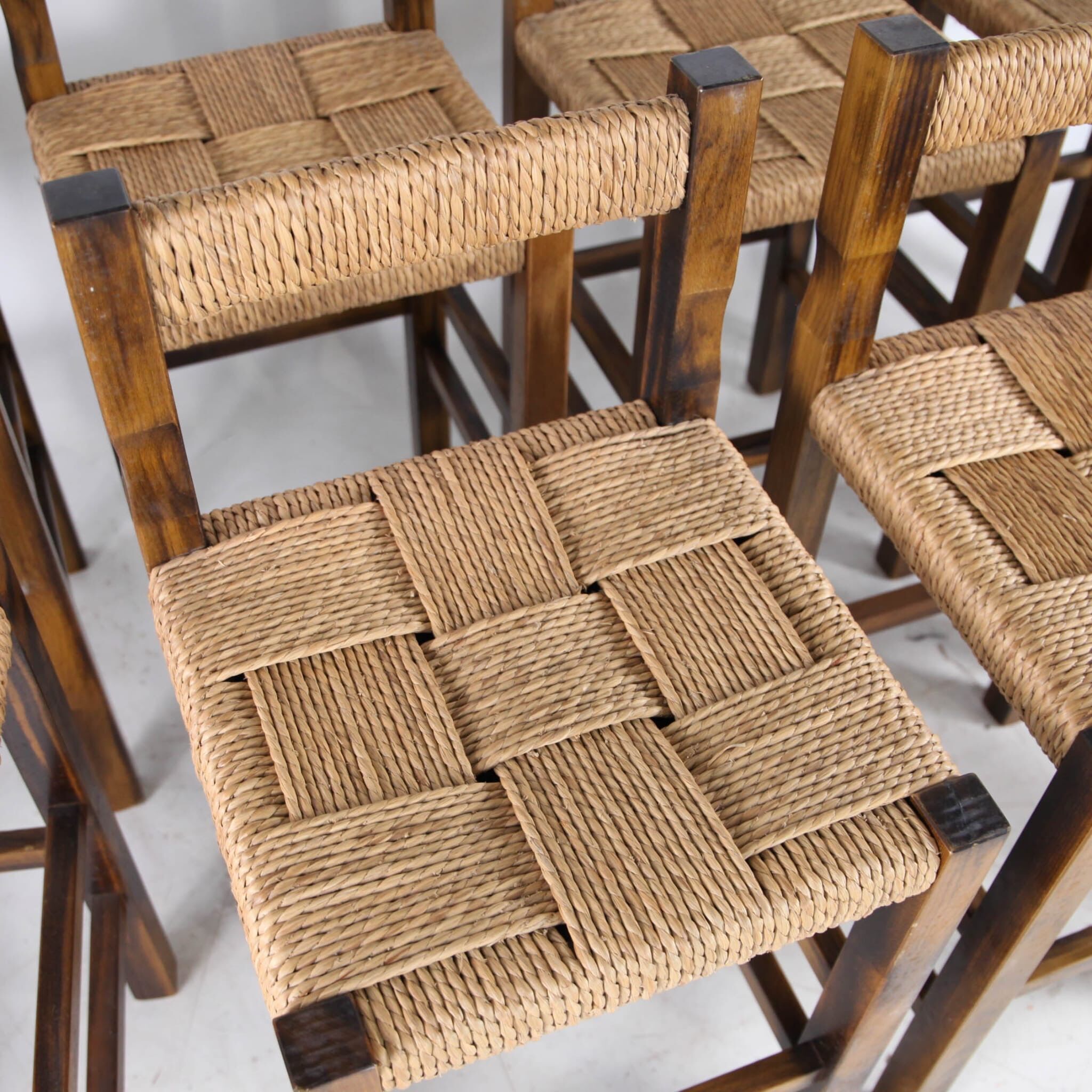 Suite de 8 tabourets en corde