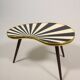 Petite table d'appoint, en forme de rein, rayures noir-blanc, 3 pieds élégants, style années 50