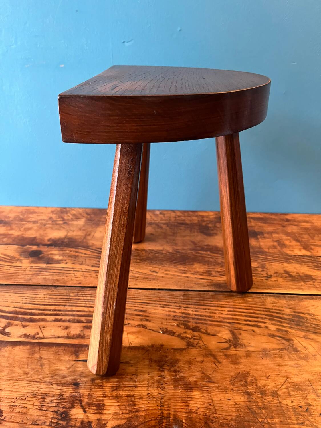 Tabouret tripode en orme