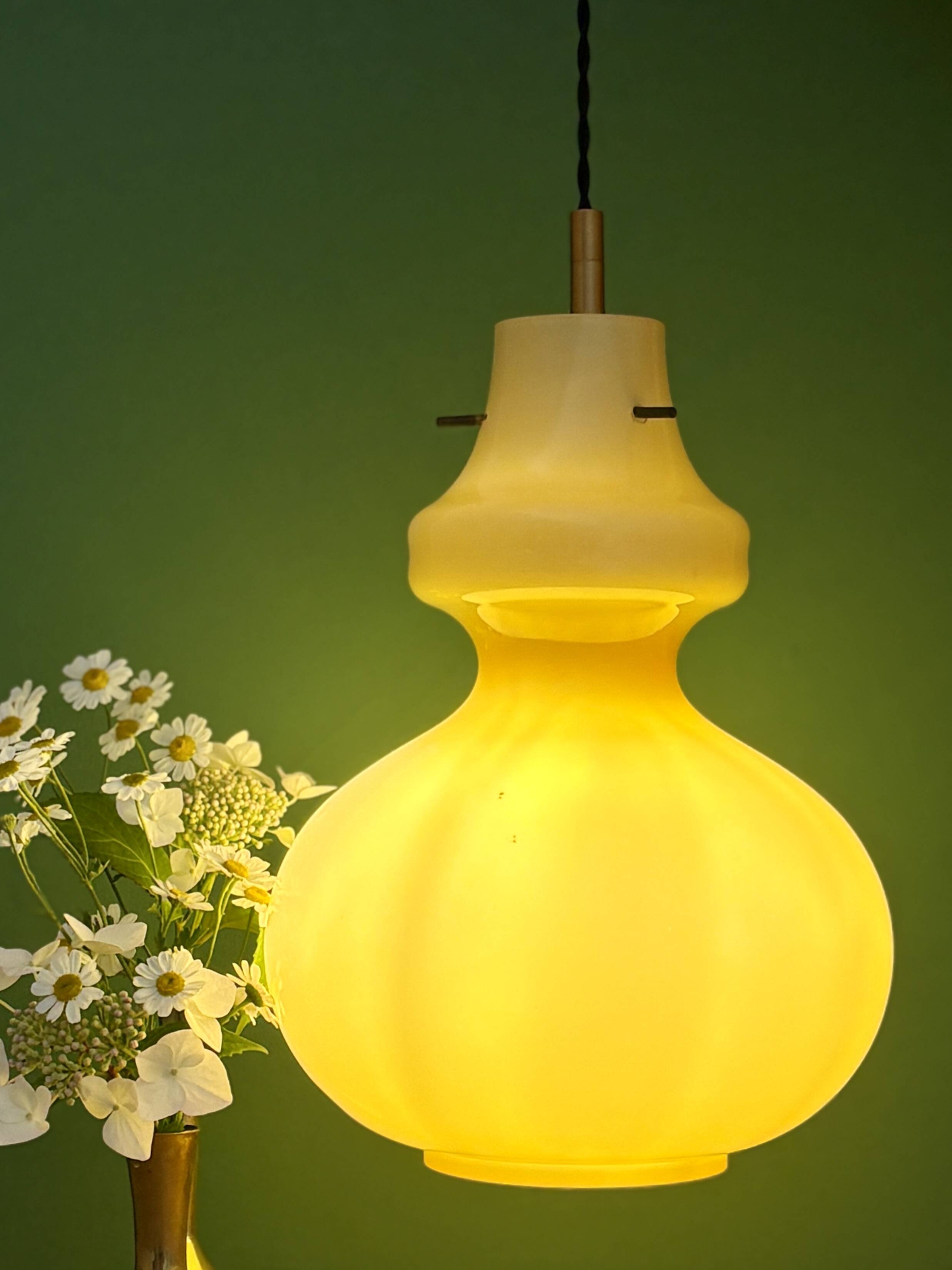Suspension globe vintage en opaline jaune