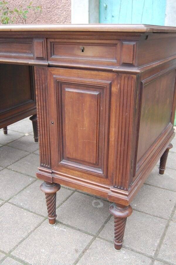 Bureau à caisson Napoléon III en noyer du 19e siècle