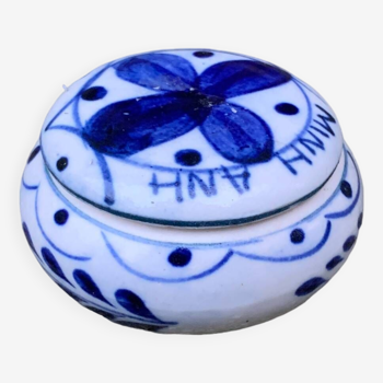 Boite 7cm céramique signée Minh Anh Vietnam bonbonnière fleur bleue artisanat fait et peint main