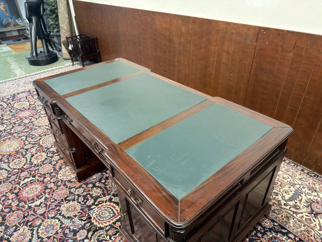 Classic Chesterfield English Desk Partnerdesk