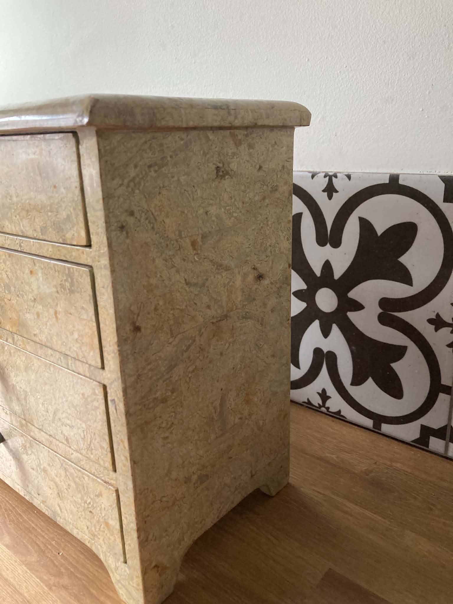 Mini mosaic stone commode