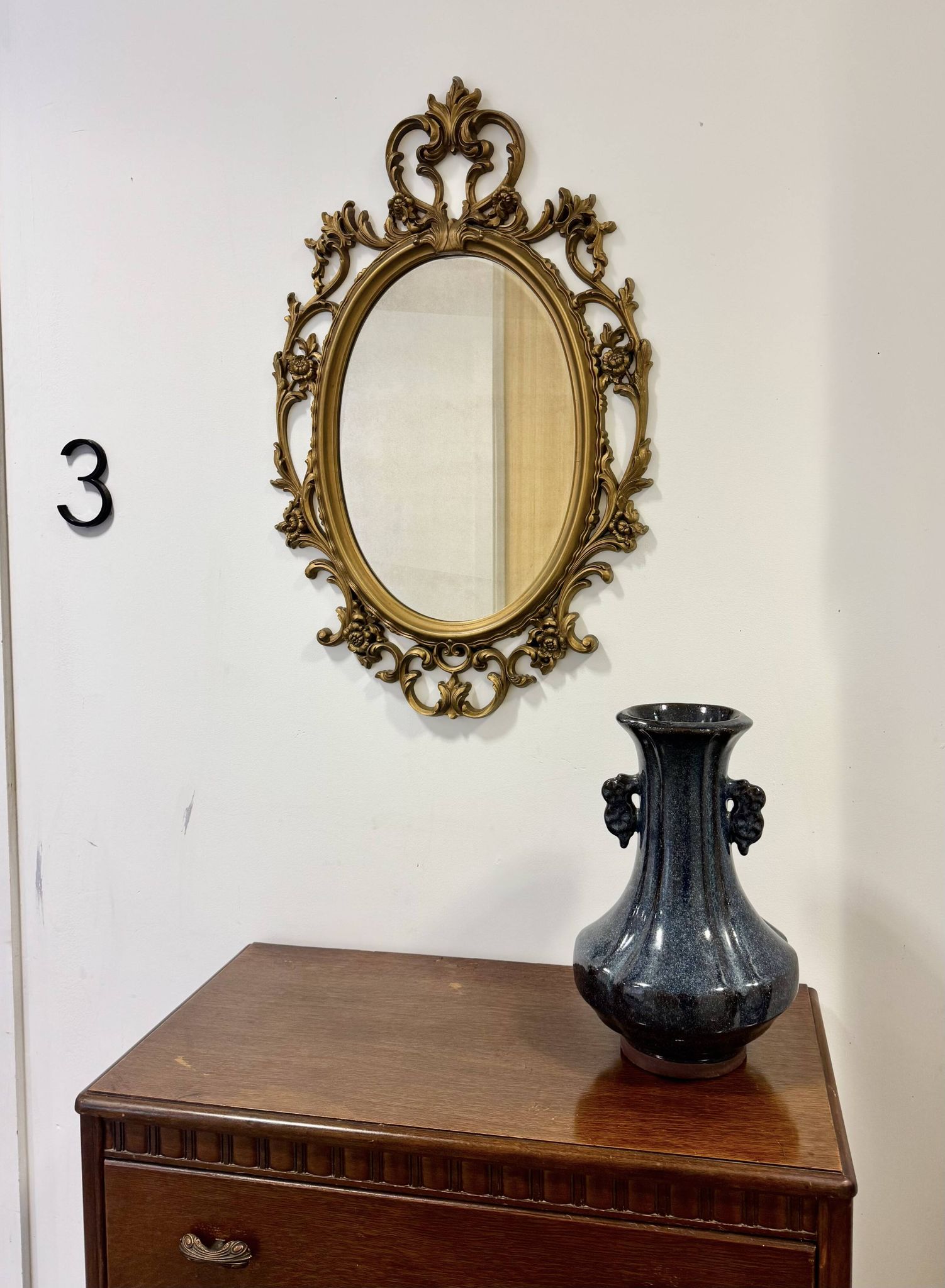 Miroir ovale en or de style baroque par Roberta Wood