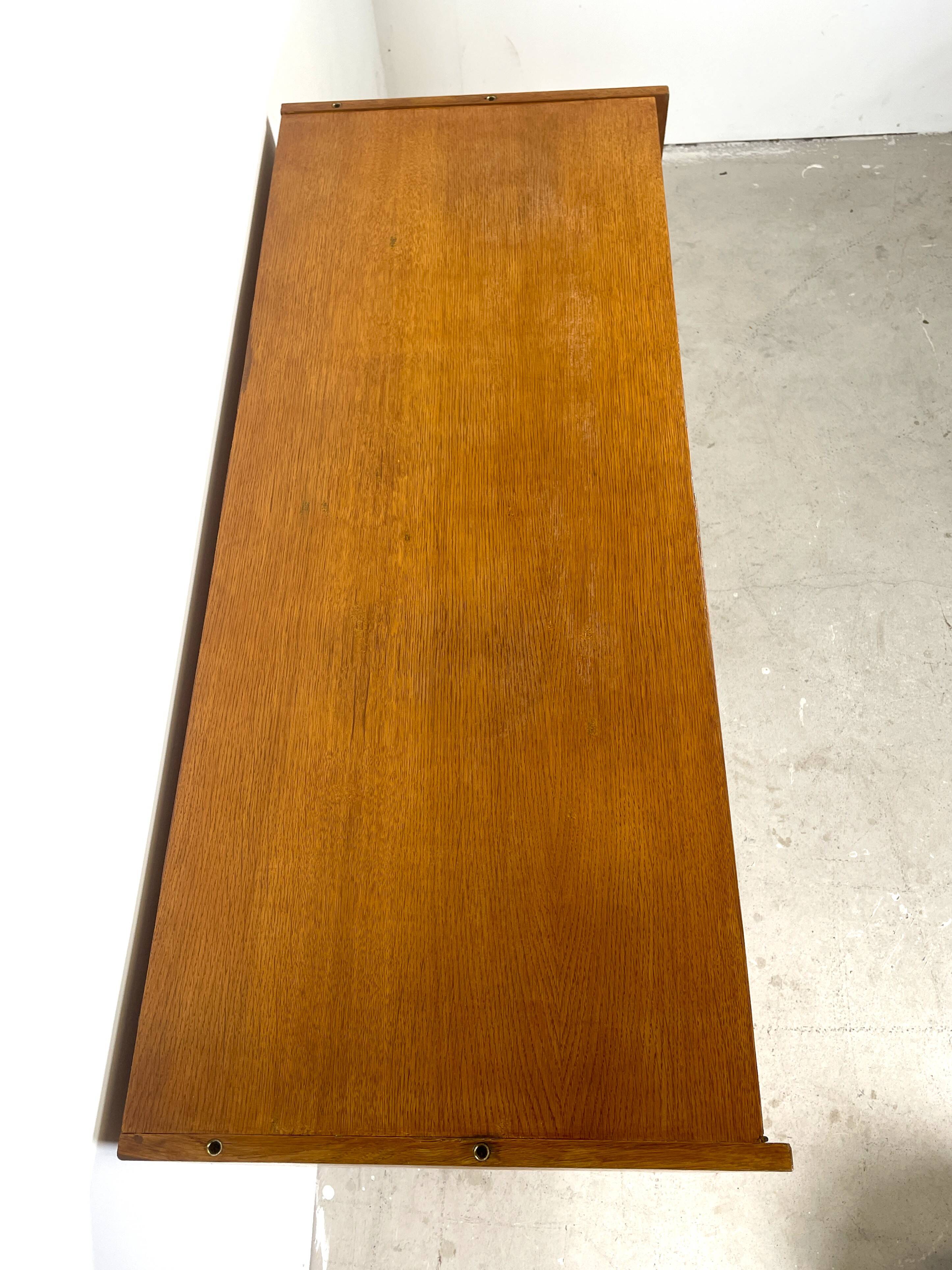 Buffet U458 de Jiří Jiroutek, tiroirs colorés