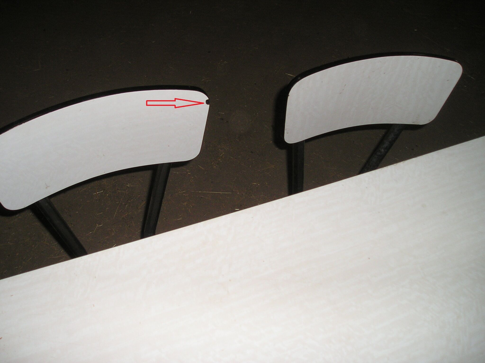 Table in formica and its 4 chairs