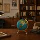 Globe terrestre vintage 1967 mappemonde dorée tripode Taride - 23 cm