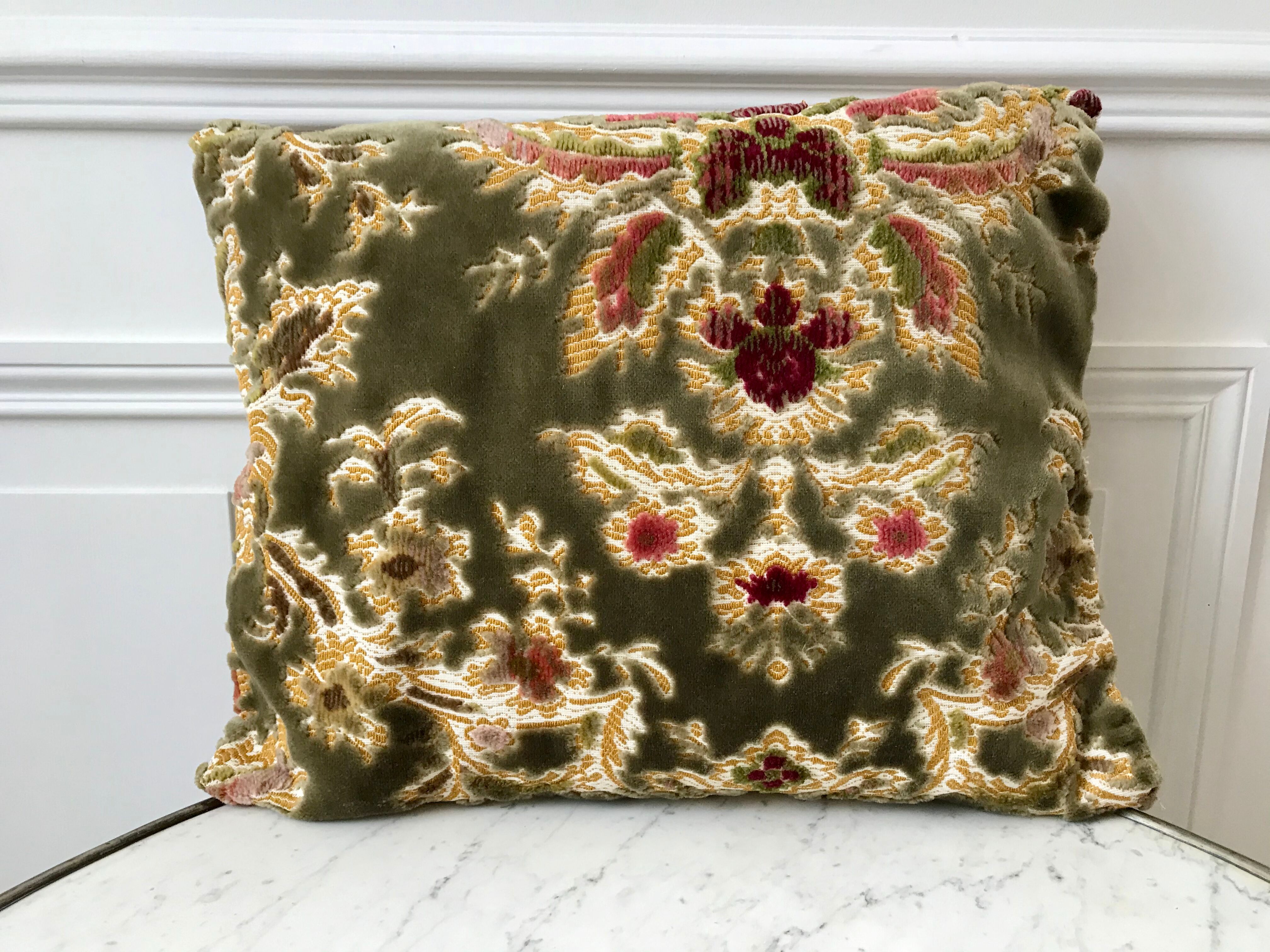 Coussin en velour ras vert sauge années 70