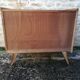 Commode vintage en rotin et chêne