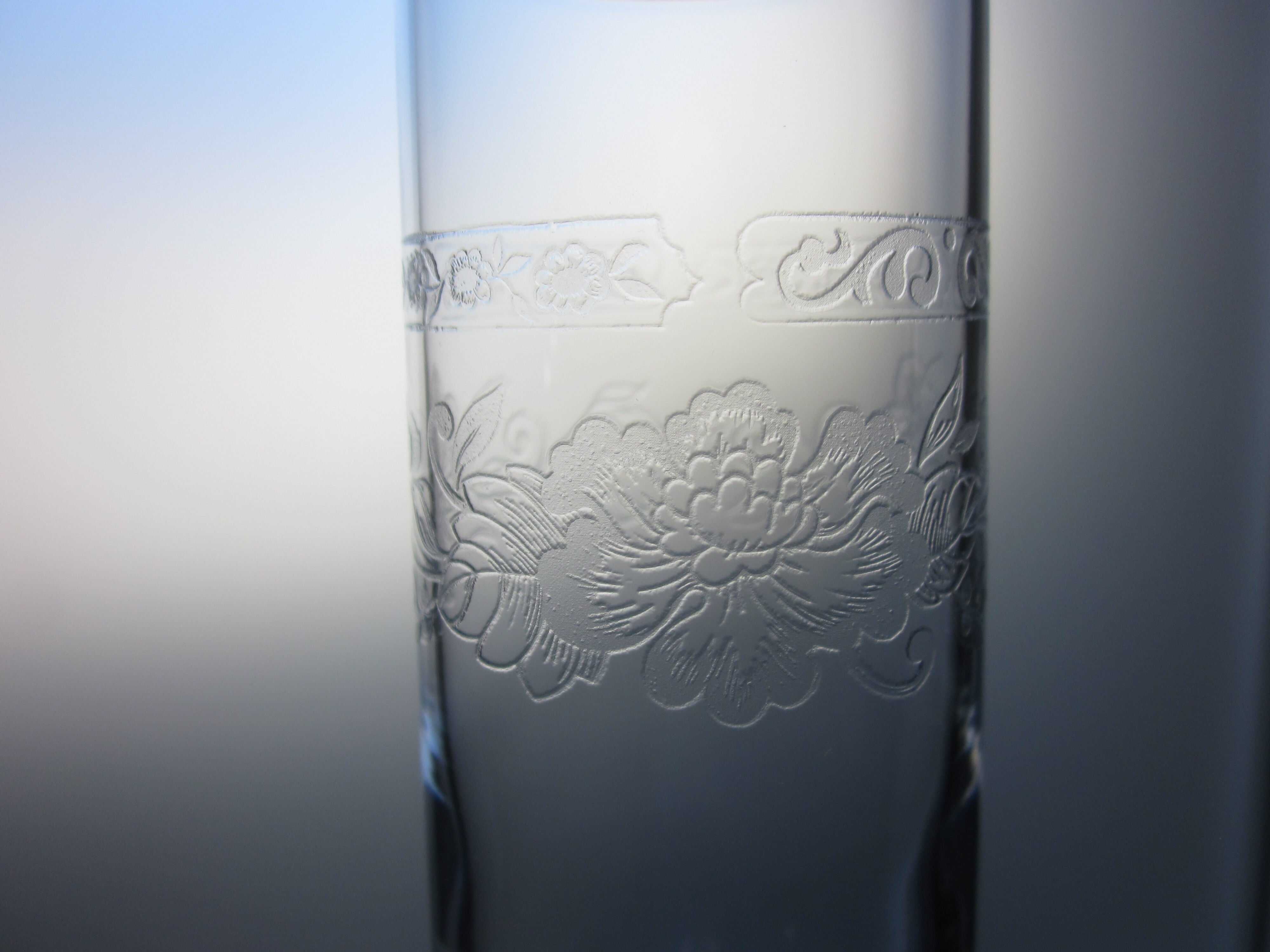 8 champagne flutes in crystal engraved in relief model Matignon