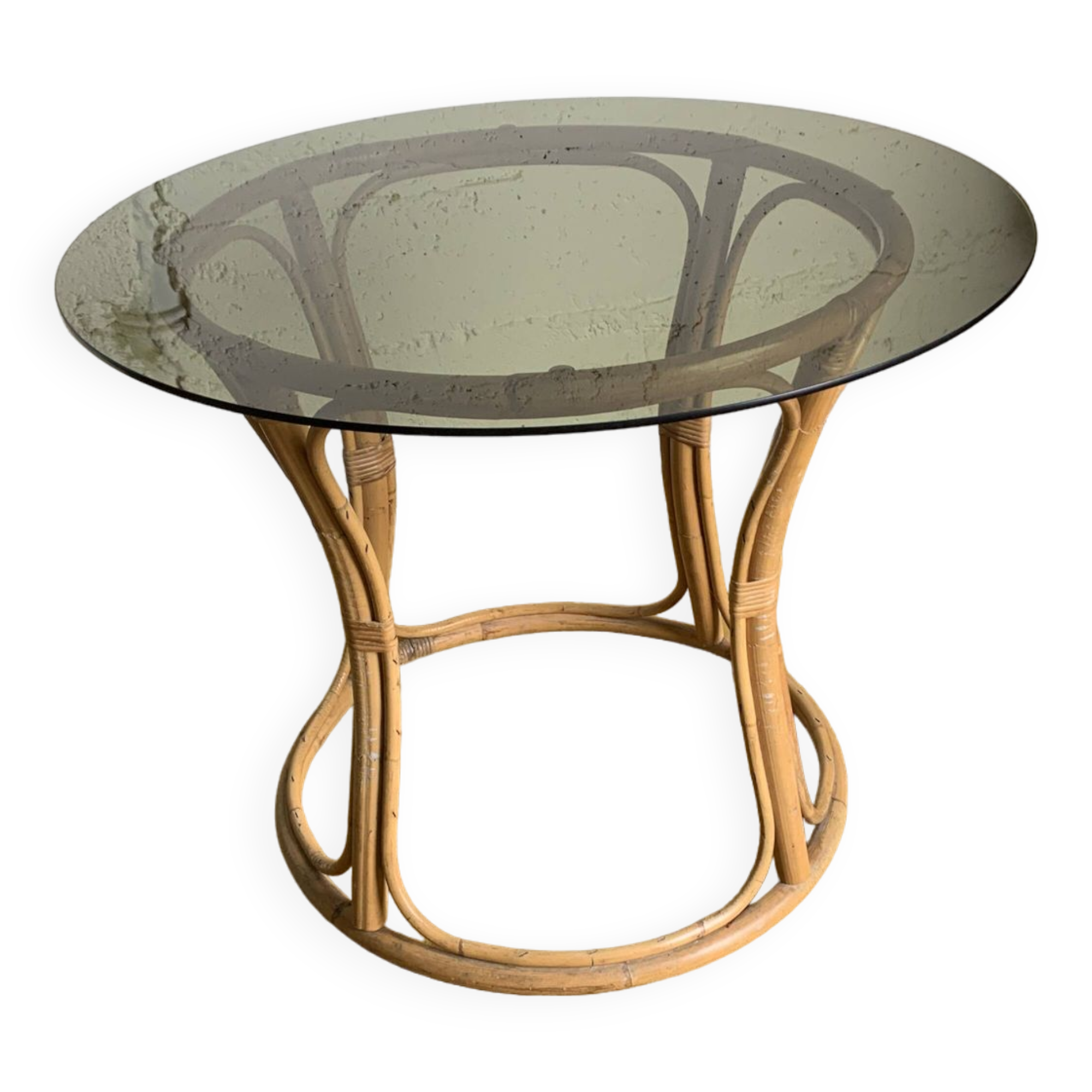 Round dining table with bamboo legs