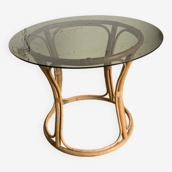 Round dining table with bamboo legs