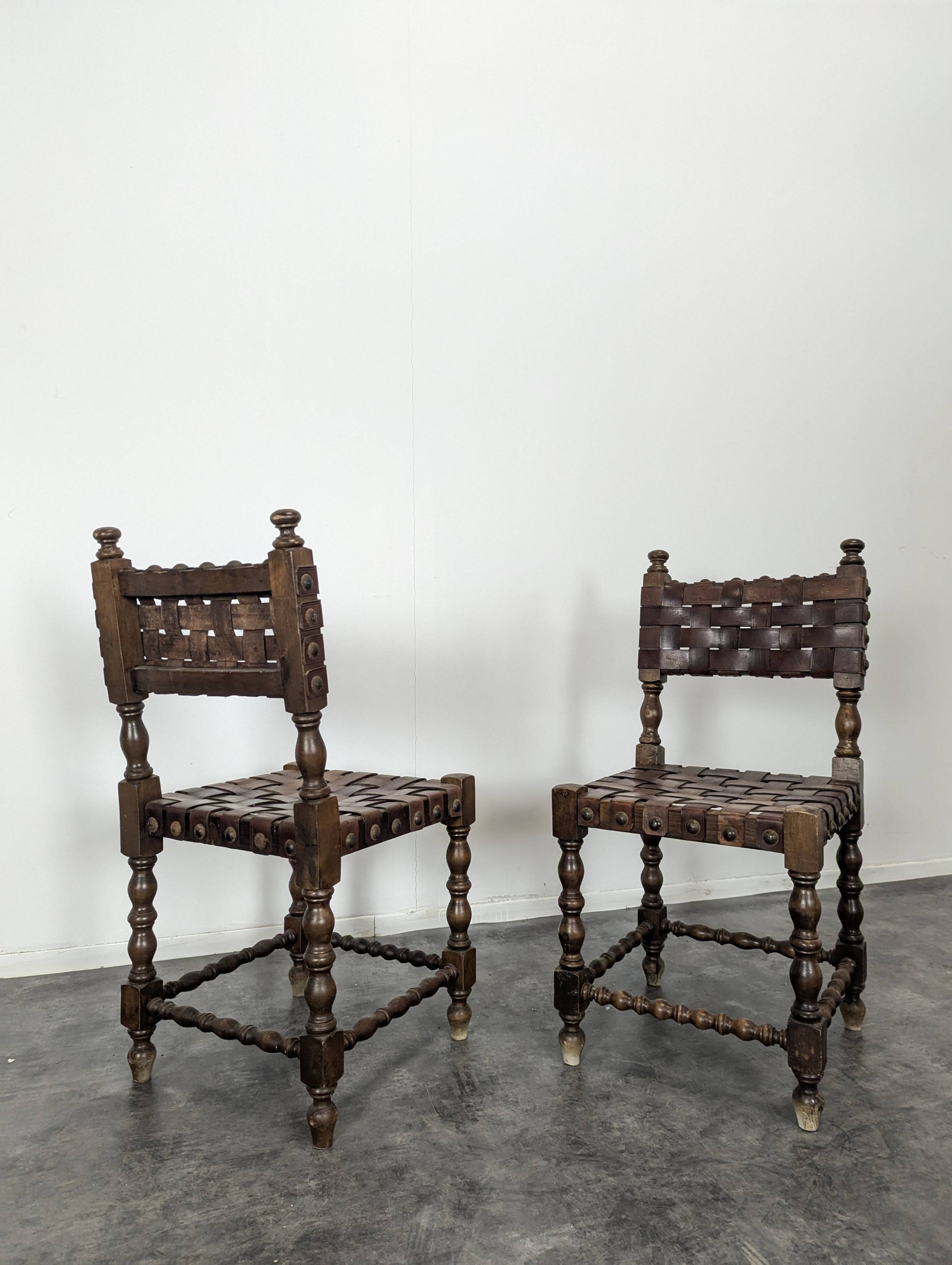 Paire de chaises style espagnol en sangles de cuir