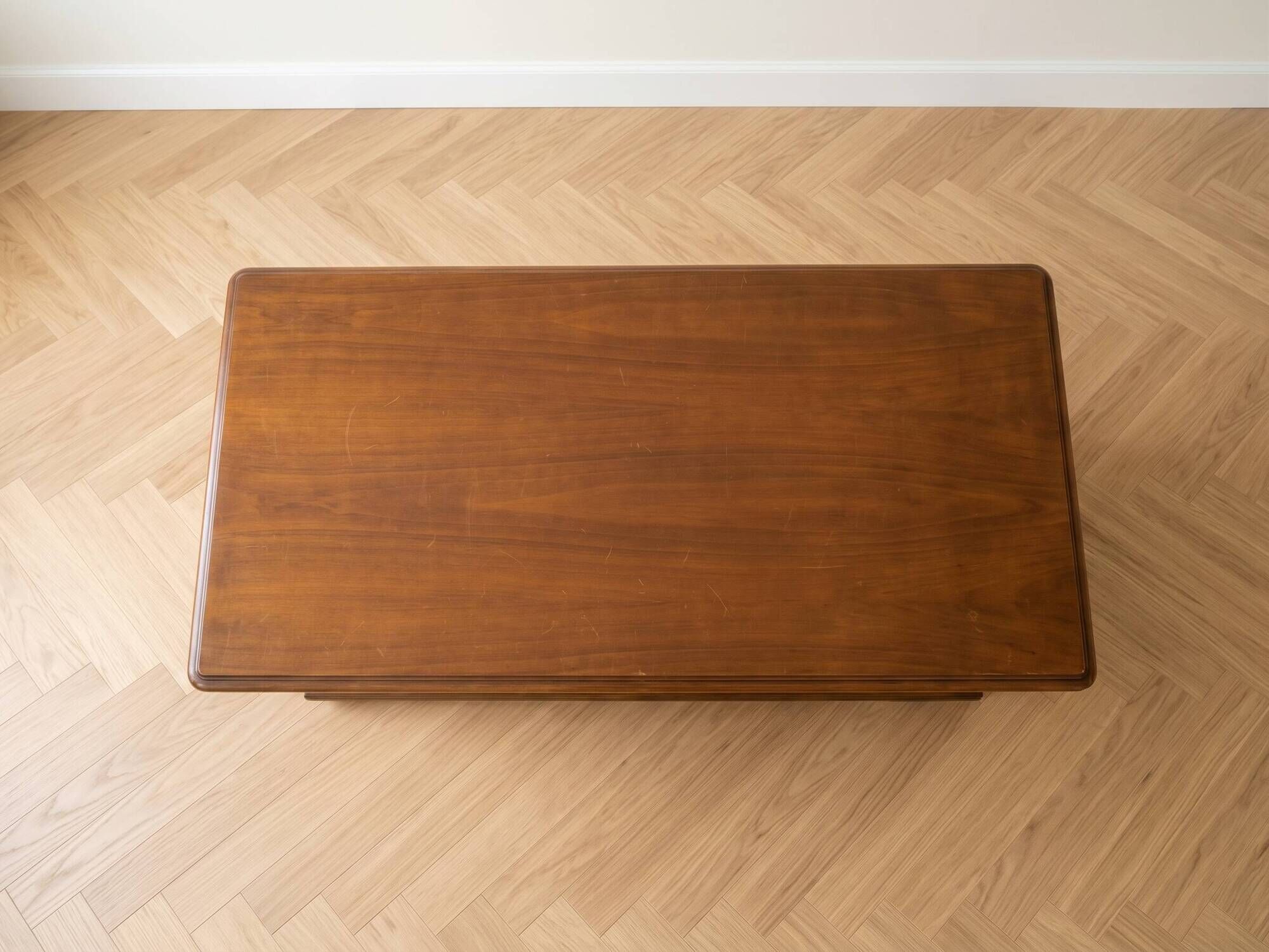 Table base in solid cherry wood.