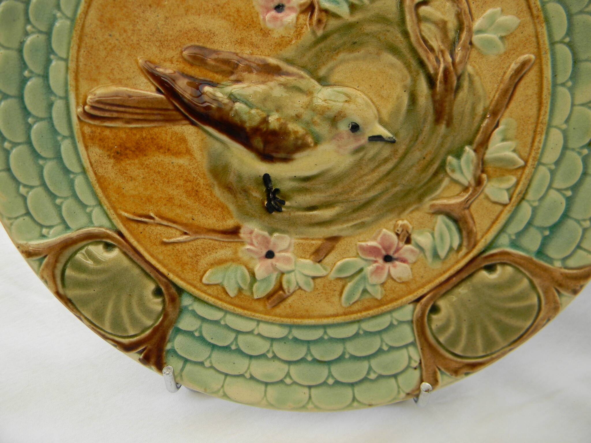 Slop bowl with bird decoration.