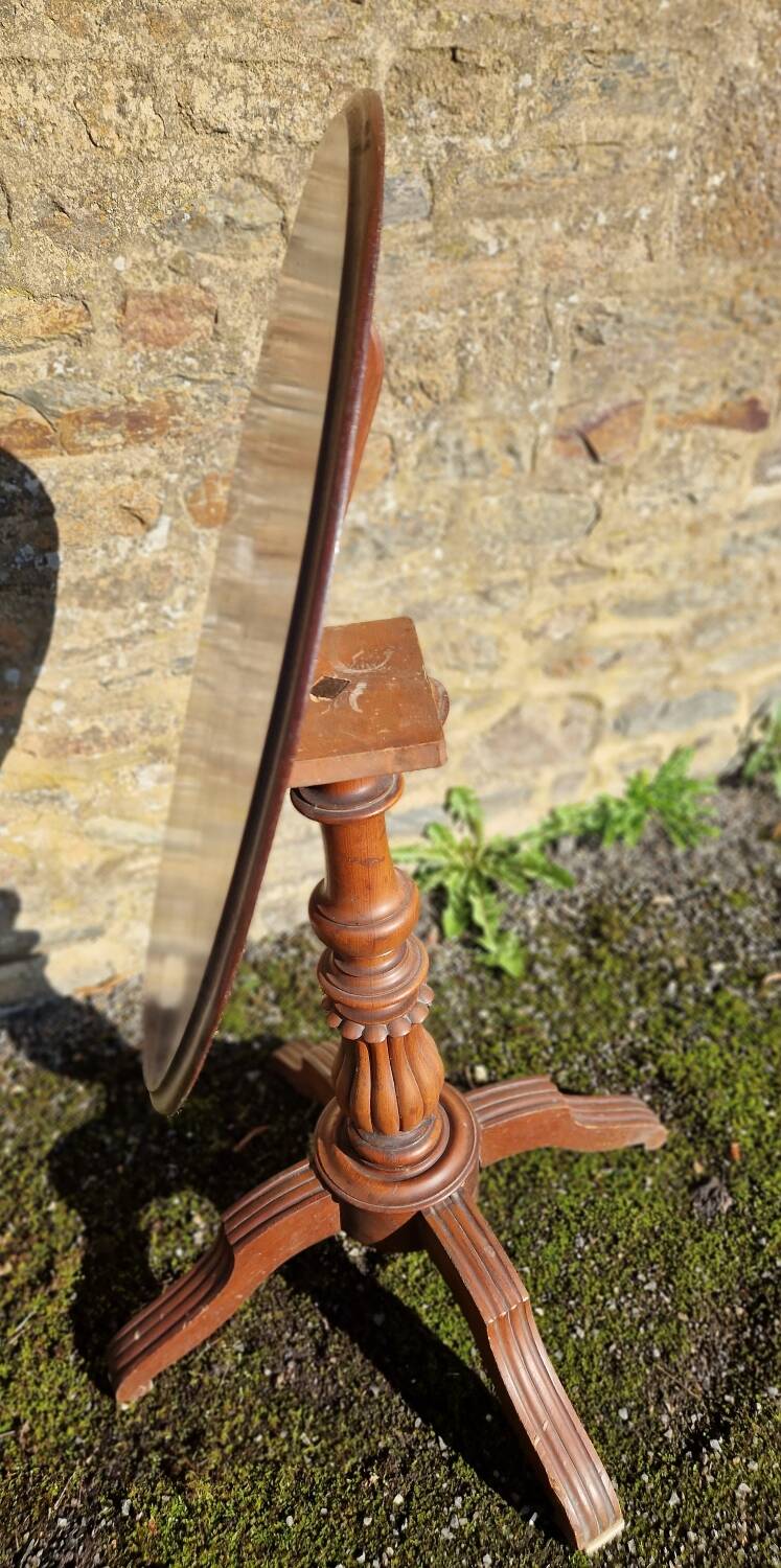 Antique mahogany and mahogany veneer pedestal table