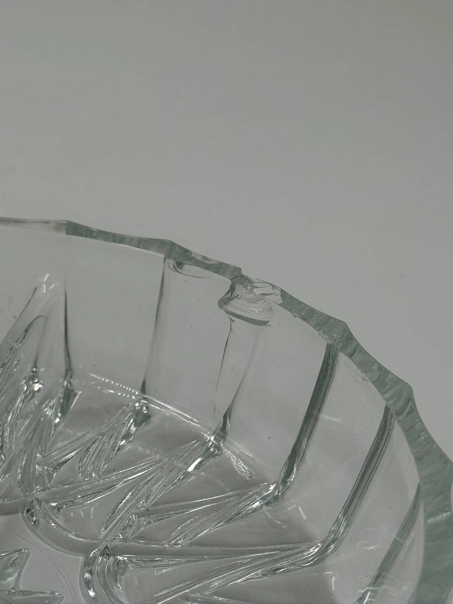 Bol en verre pressé vintage
