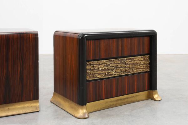 Ensemble rare de tables de chevet par Luciano Frigerio 'Desirè' avec relief en laiton, Ita