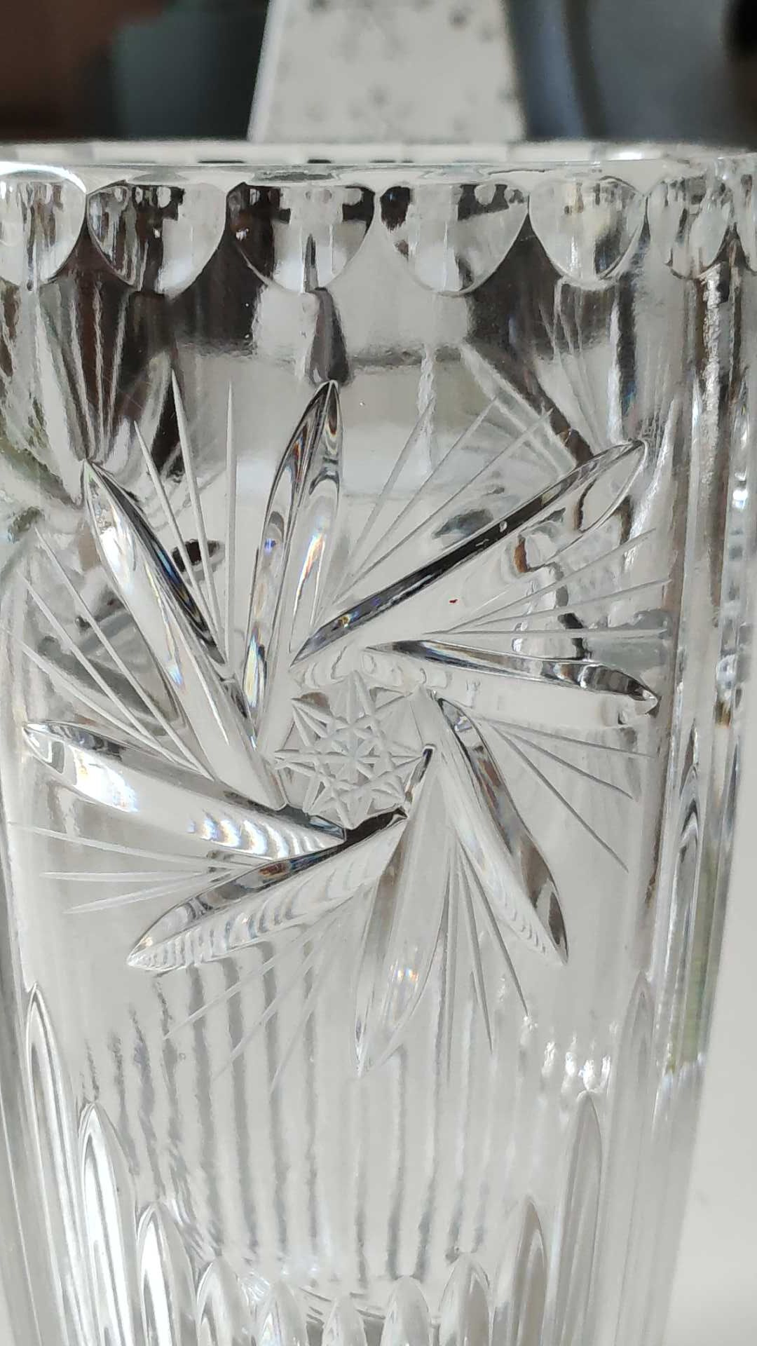 Vase vintage au Design stylé, en cristal de Bohème finement taillé -Motifs étoilés, pointes diamant