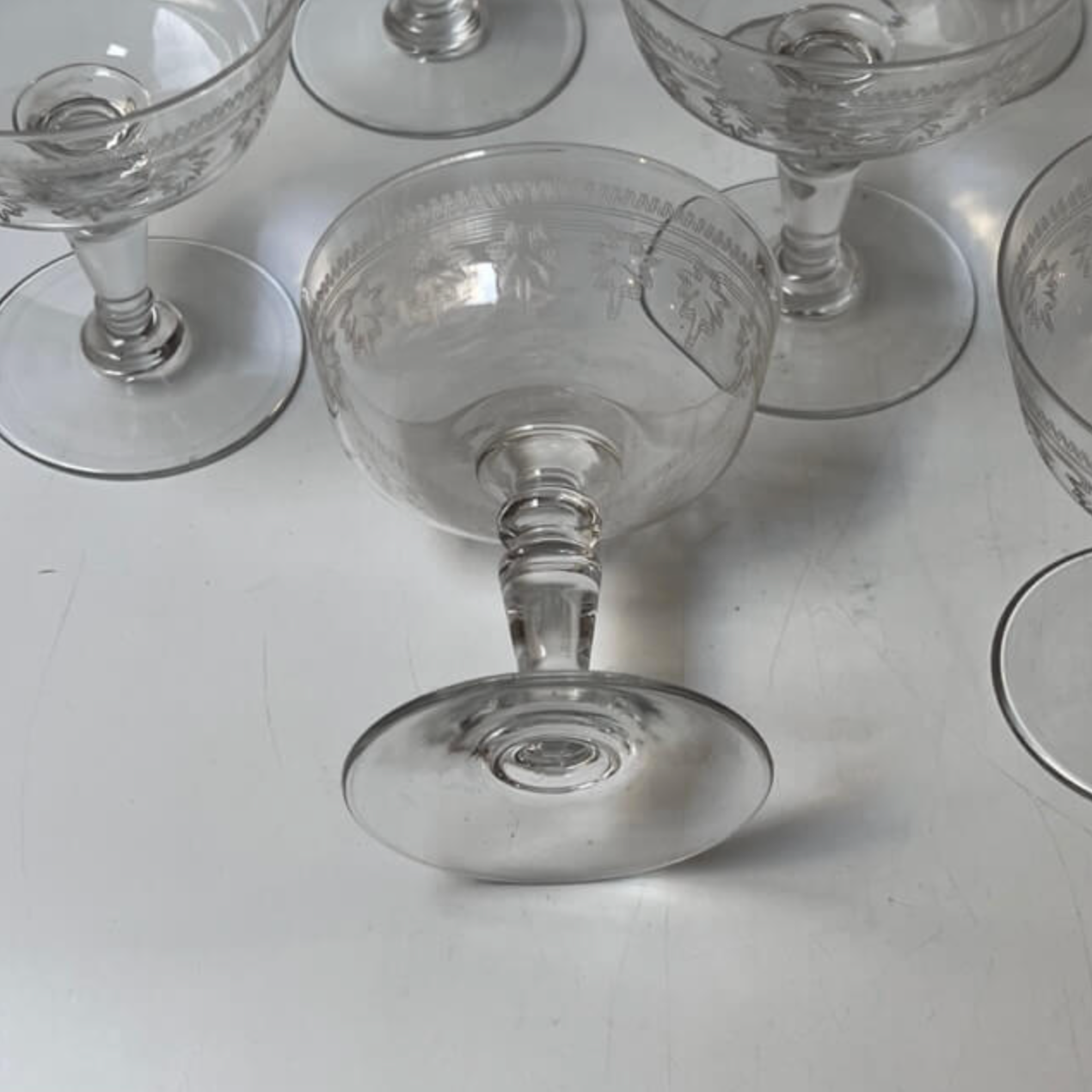 Coupes à champagne en cristal à décor d’entrelacs