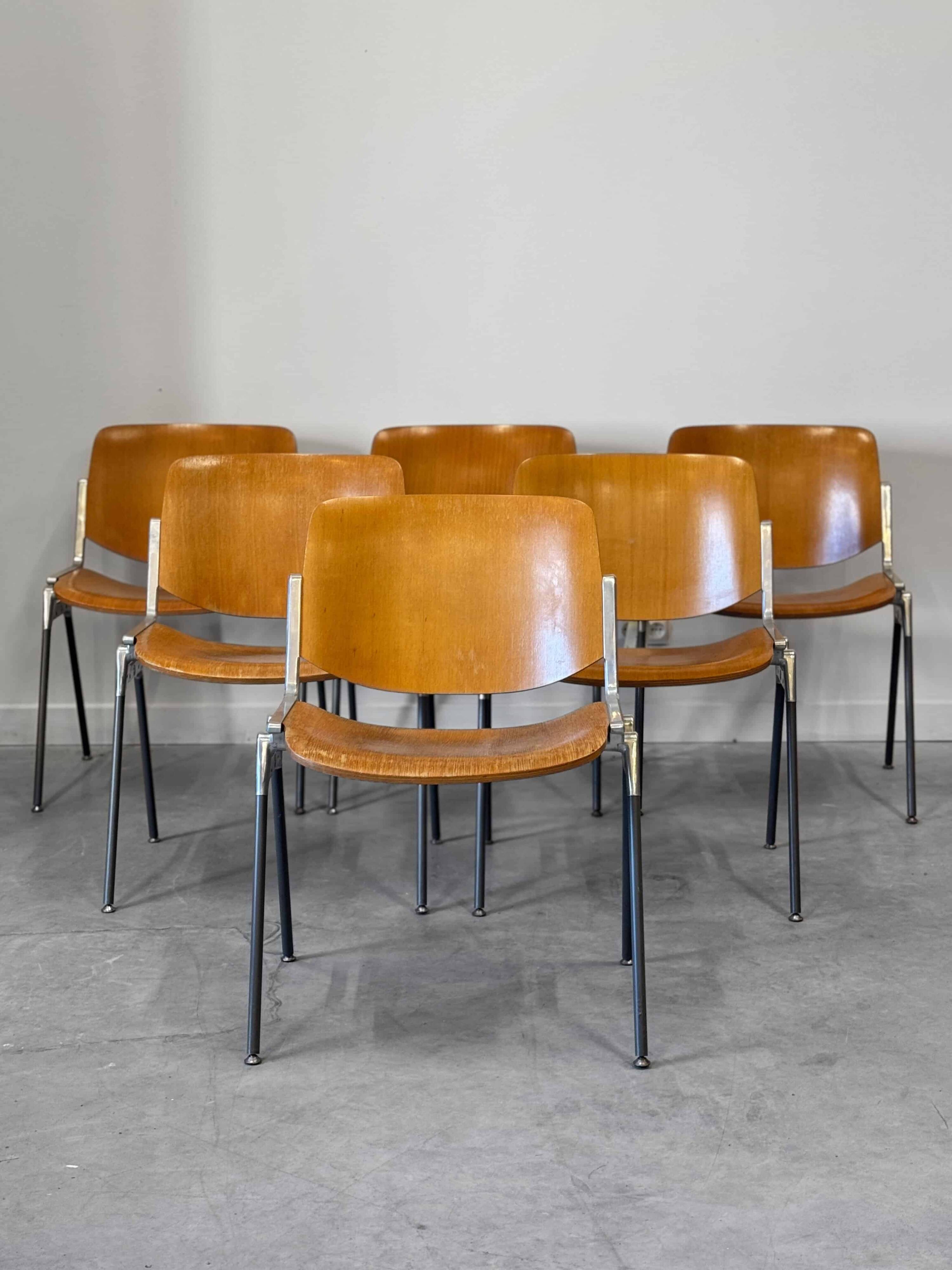 Set of 6 vintage Giancarlo Piretti chairs, model DSC 106