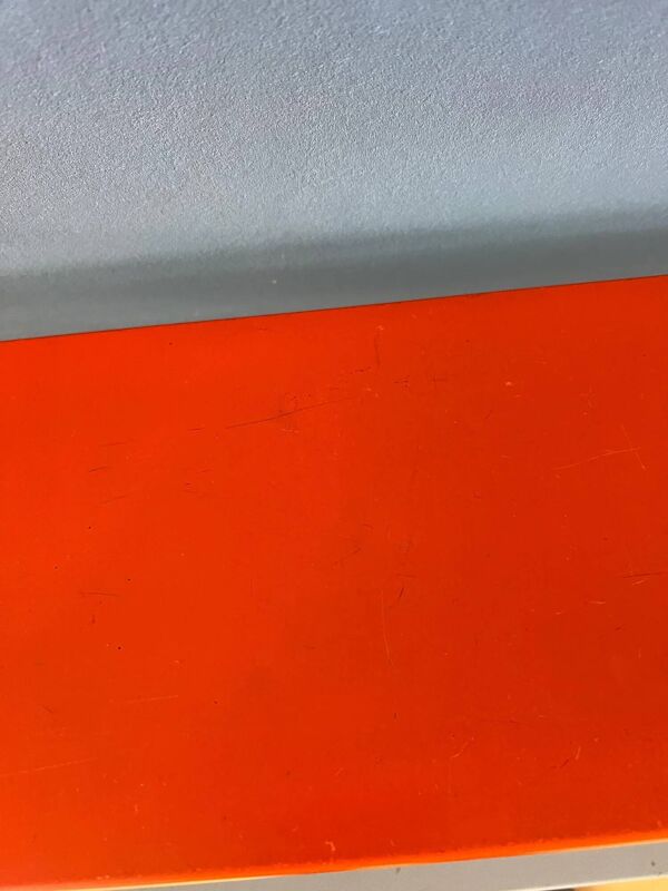 Étagère murale vintage Tomado en métal orange, rouge et gris