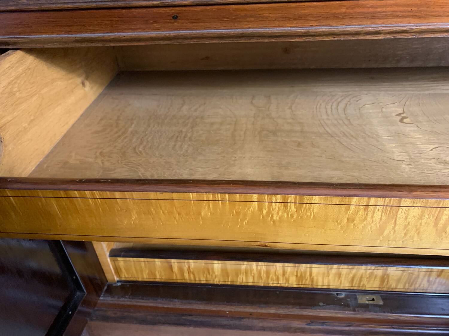 Buffet en bois et marbre