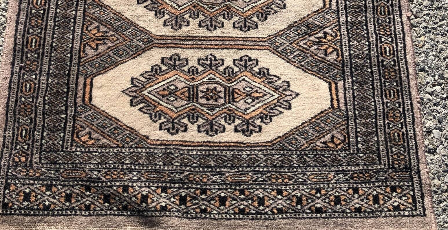 Pair of handmade Pakistani oriental rugs: 1.04 x 0.64 M