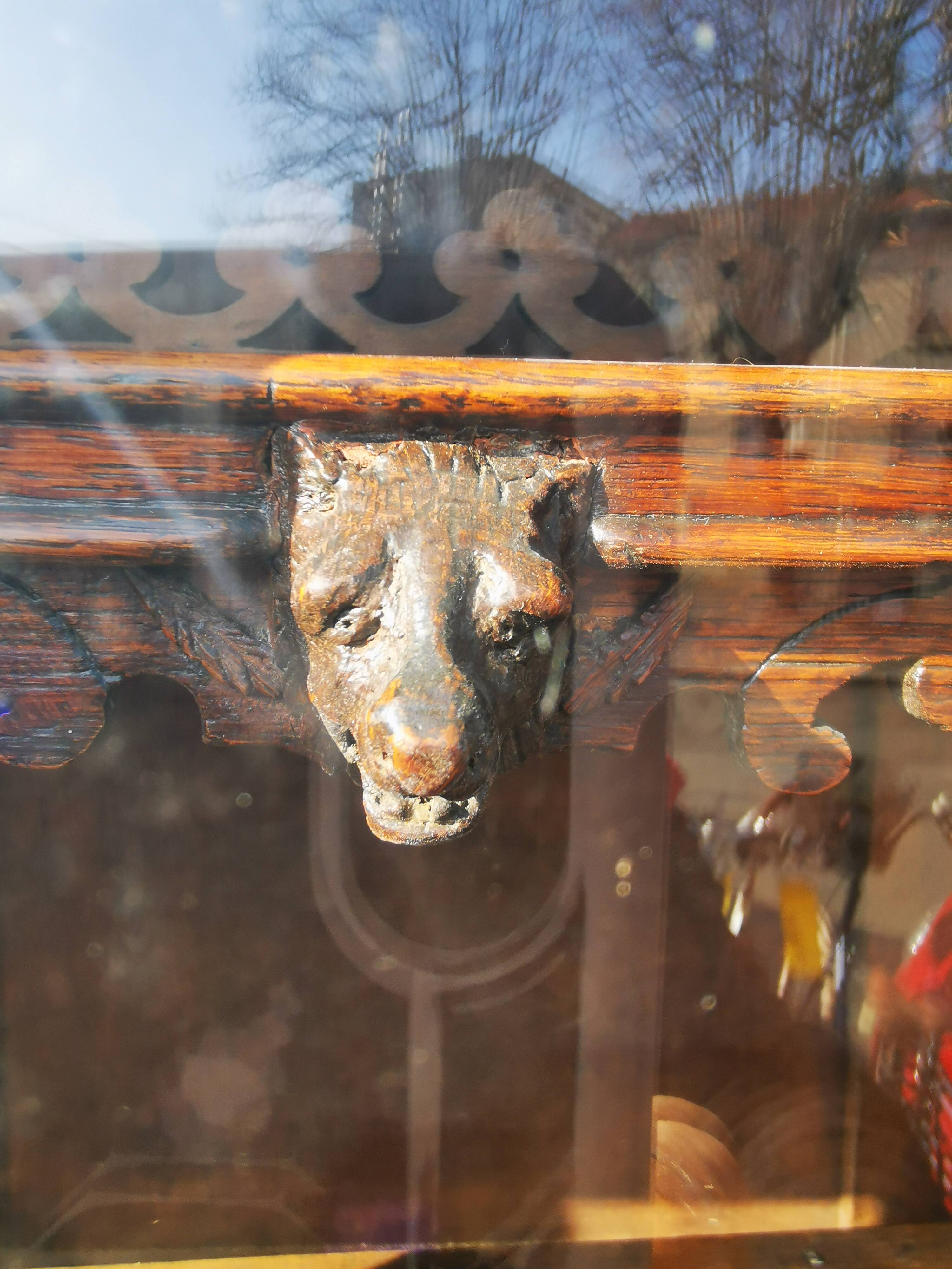 Cabinet / Vaisselier ancien richement sculpté 19éme
