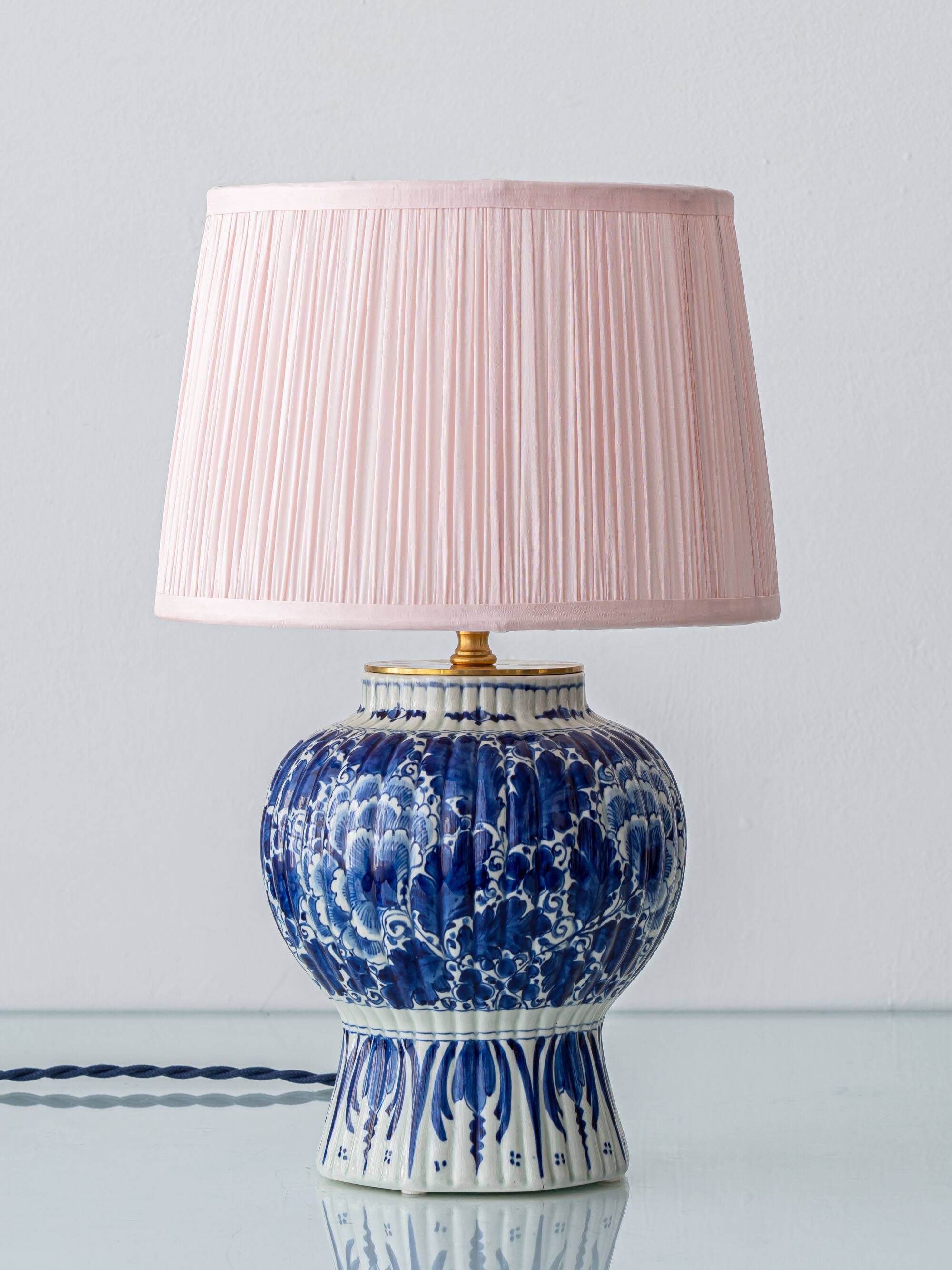 Antique Table Lamp in Blue and White Ceramic Chinoiserie Style, Delft, 1924, Brass Details