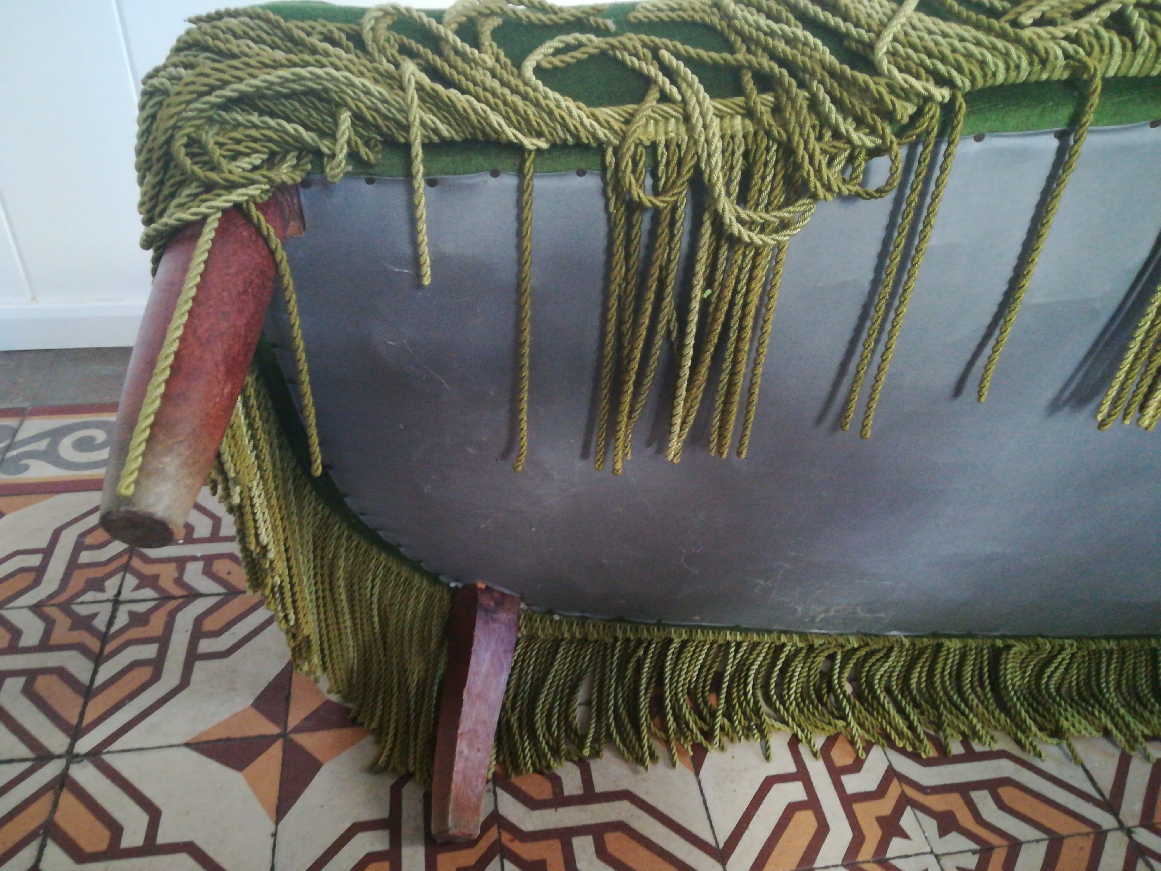 Toad sofa with velvet fringes