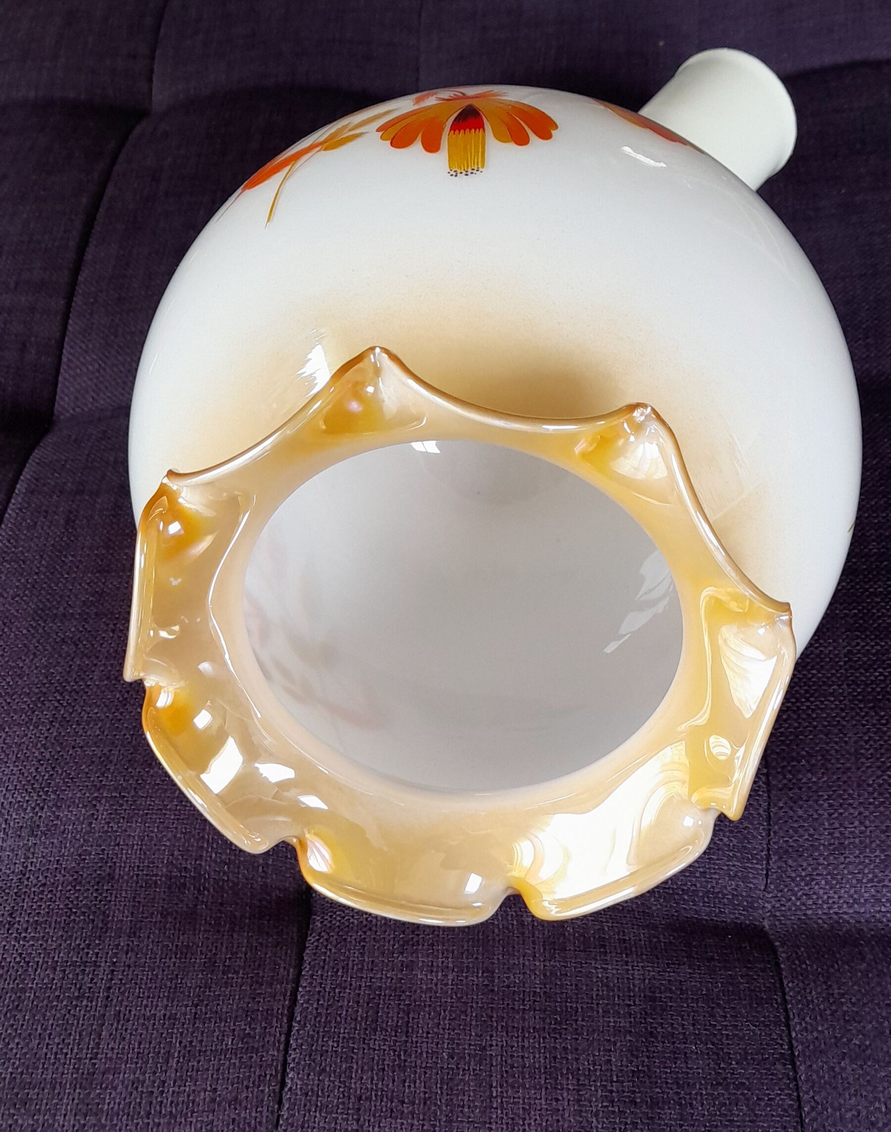 Suspension in floral opaline