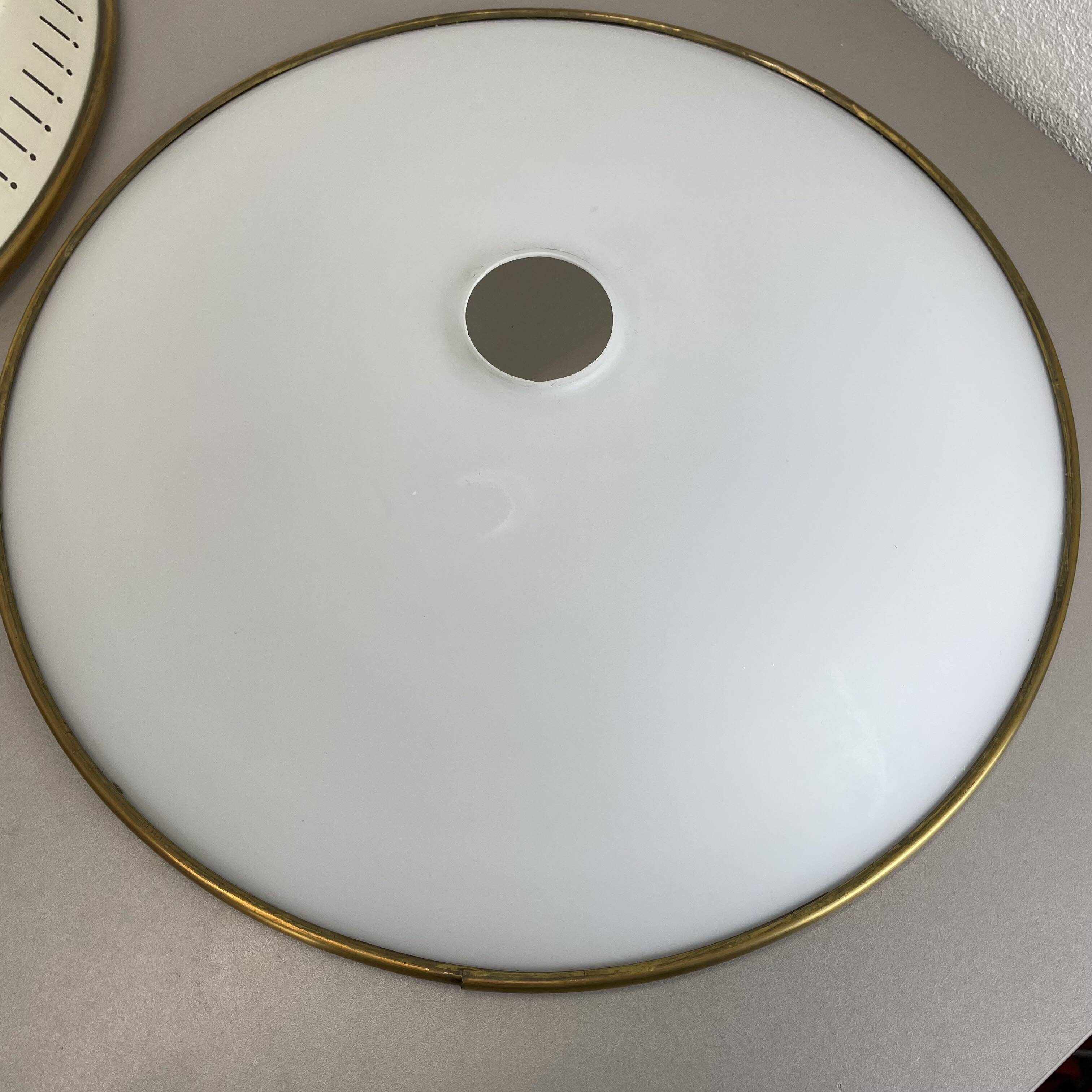 Plafonnier mural en métal opale moderniste, Italie années 1950