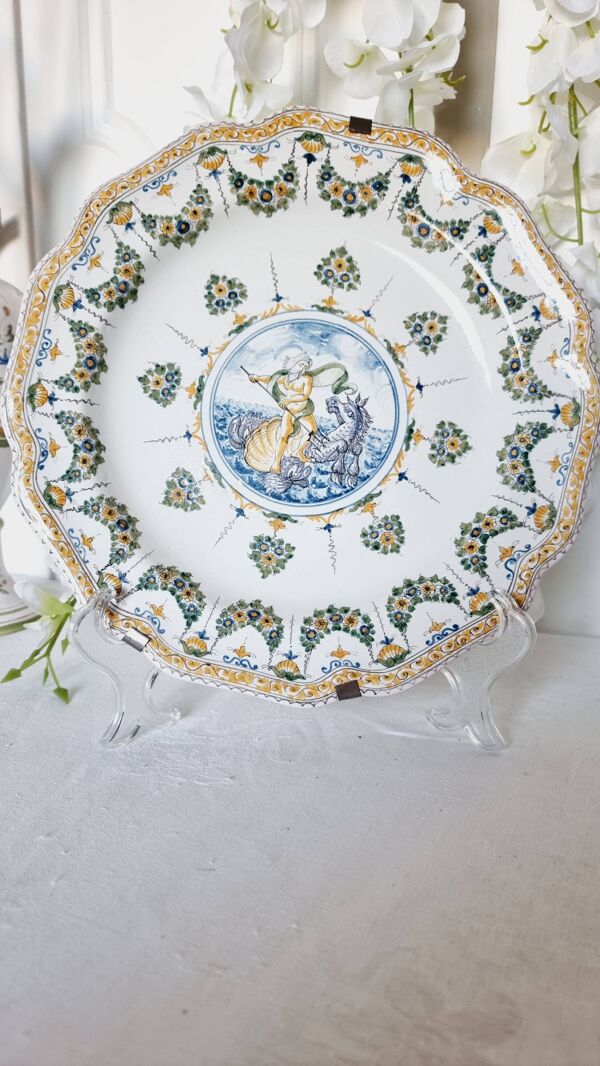 Assiette ancienne en faïence de Moustiers peinte à la main