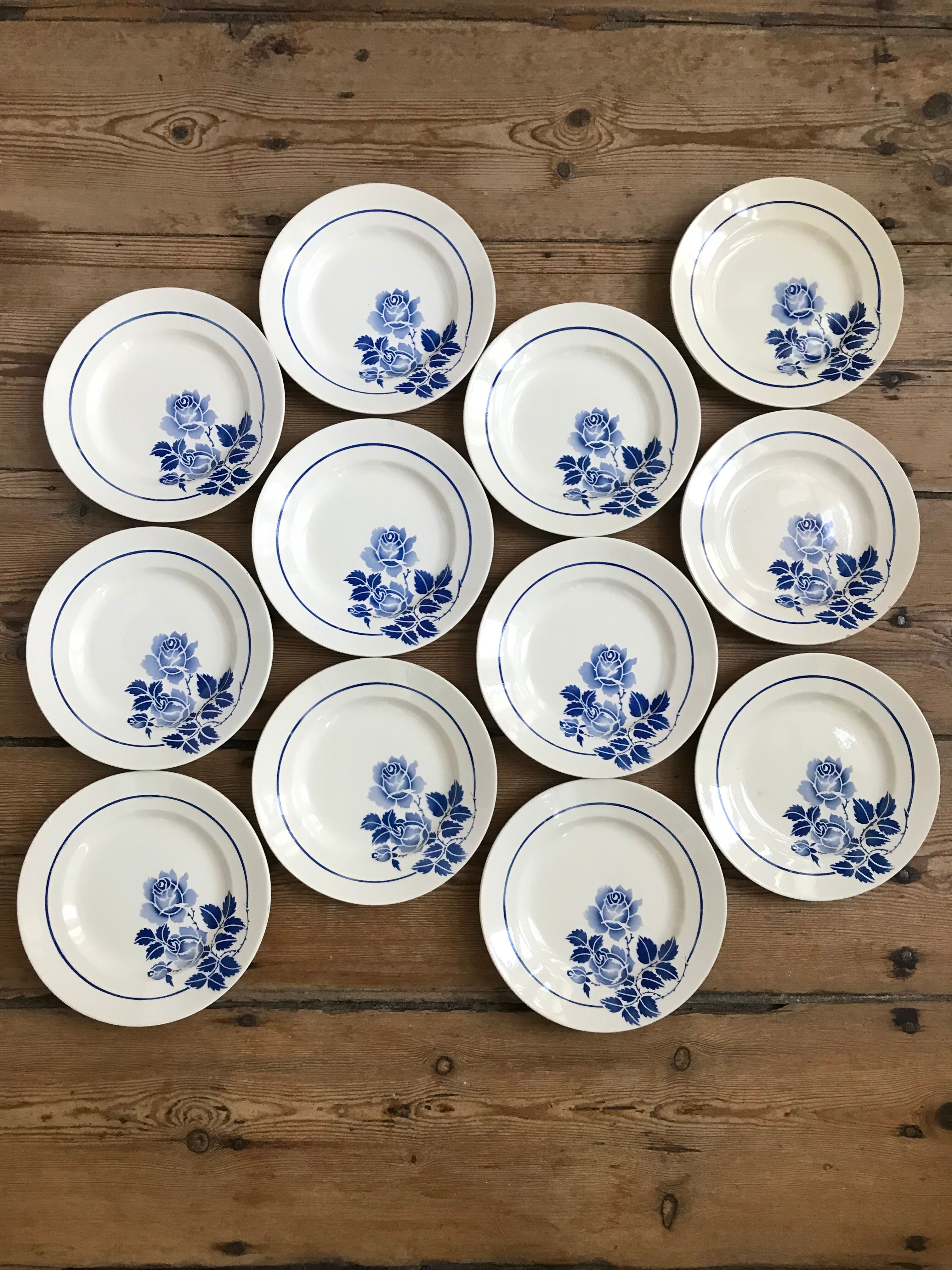 Service of 12 antique flat plates